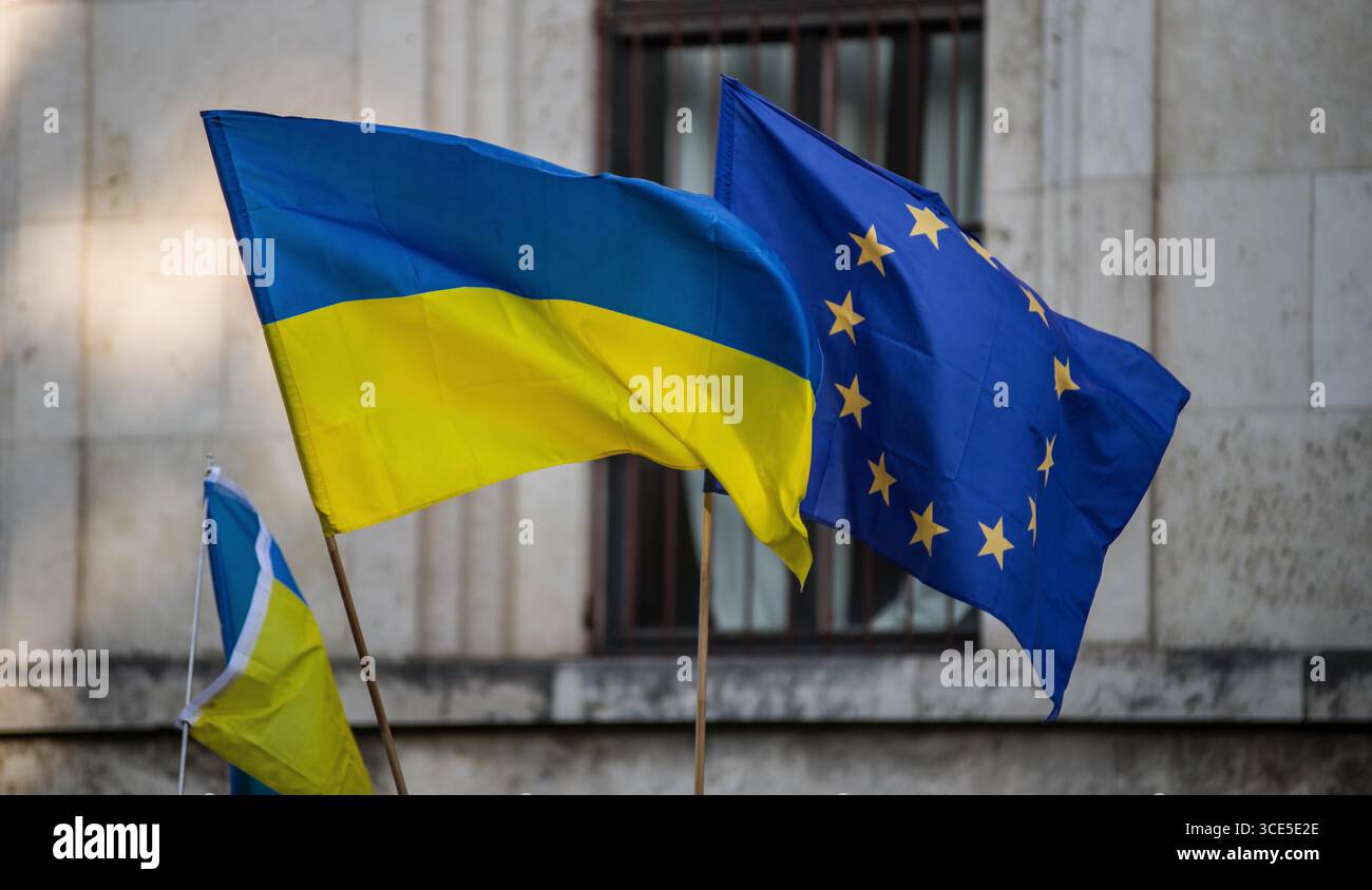 München, Bayern, Deutschland. August 2025. Zeitgleich mit dem Gipfel von Alaska 2025 zwischen Donald Trump und dem russischen Wladimir Putin warnten Ukrainer und Deutsche in München am Ort des Münchner Abkommens von 1938 die westliche Allianz vor einem gefährlichen Beschwichtigungsszenario, ähnlich dem, als die Weltmächte Hitler erlaubten, das Sudetenland anzunektieren, was letztlich den Zweiten Weltkrieg nicht verhinderte. Andere sprachen von Jalta 1945, als Putin und Trump darüber diskutieren, das Land der Ukraine ohne die Anwesenheit von Zelenskyj zu teilen. Historiker und Analysten warnen die westlichen Mächte, dass Putin jeden Waffenstillstand und einen nutzen wird Stockfoto