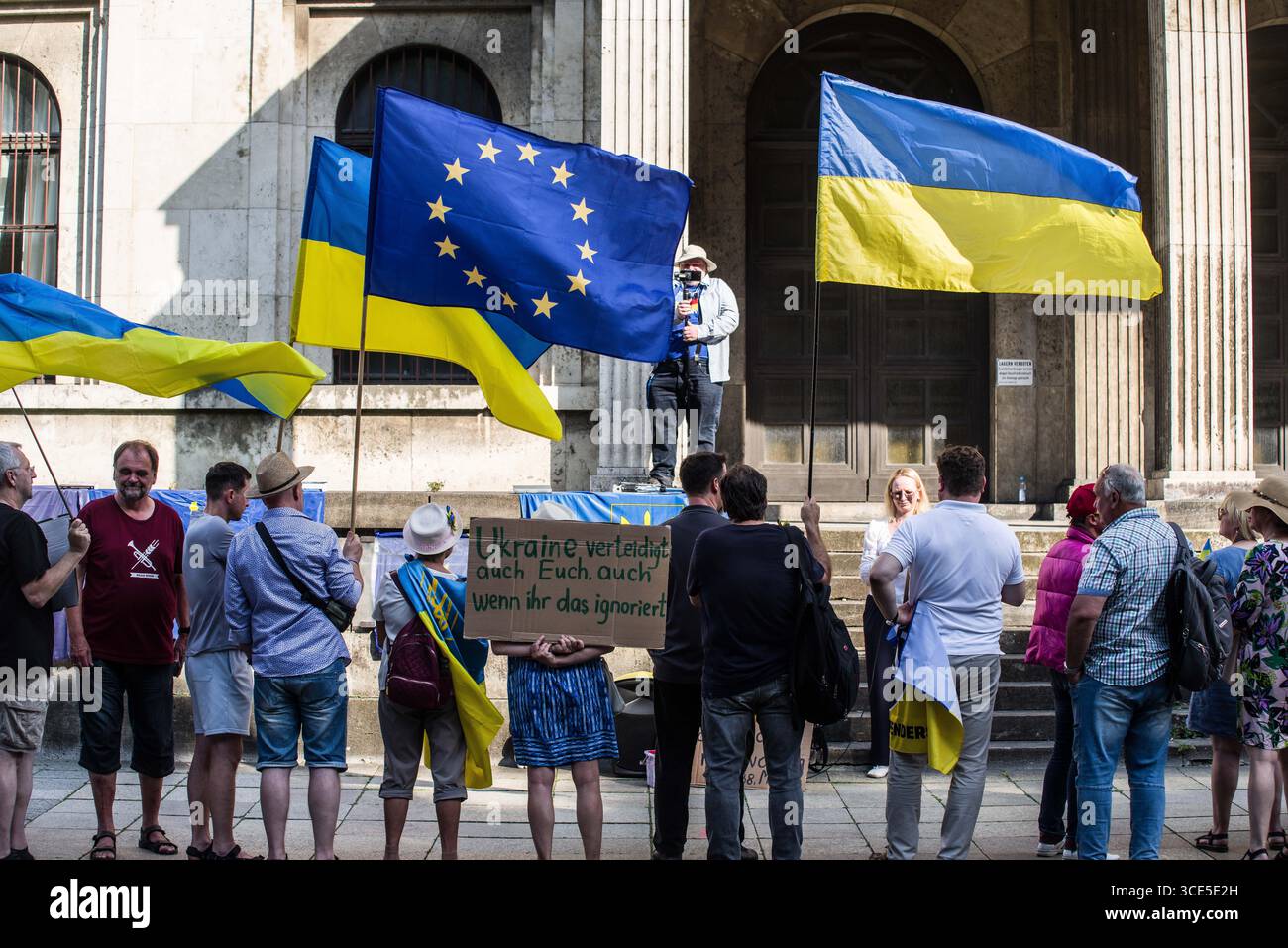 München, Bayern, Deutschland. August 2025. Zeitgleich mit dem Gipfel von Alaska 2025 zwischen Donald Trump und dem russischen Wladimir Putin warnten Ukrainer und Deutsche in München am Ort des Münchner Abkommens von 1938 die westliche Allianz vor einem gefährlichen Beschwichtigungsszenario, ähnlich dem, als die Weltmächte Hitler erlaubten, das Sudetenland anzunektieren, was letztlich den Zweiten Weltkrieg nicht verhinderte. Andere sprachen von Jalta 1945, als Putin und Trump darüber diskutieren, das Land der Ukraine ohne die Anwesenheit von Zelenskyj zu teilen. Historiker und Analysten warnen die westlichen Mächte, dass Putin jeden Waffenstillstand und einen nutzen wird Stockfoto