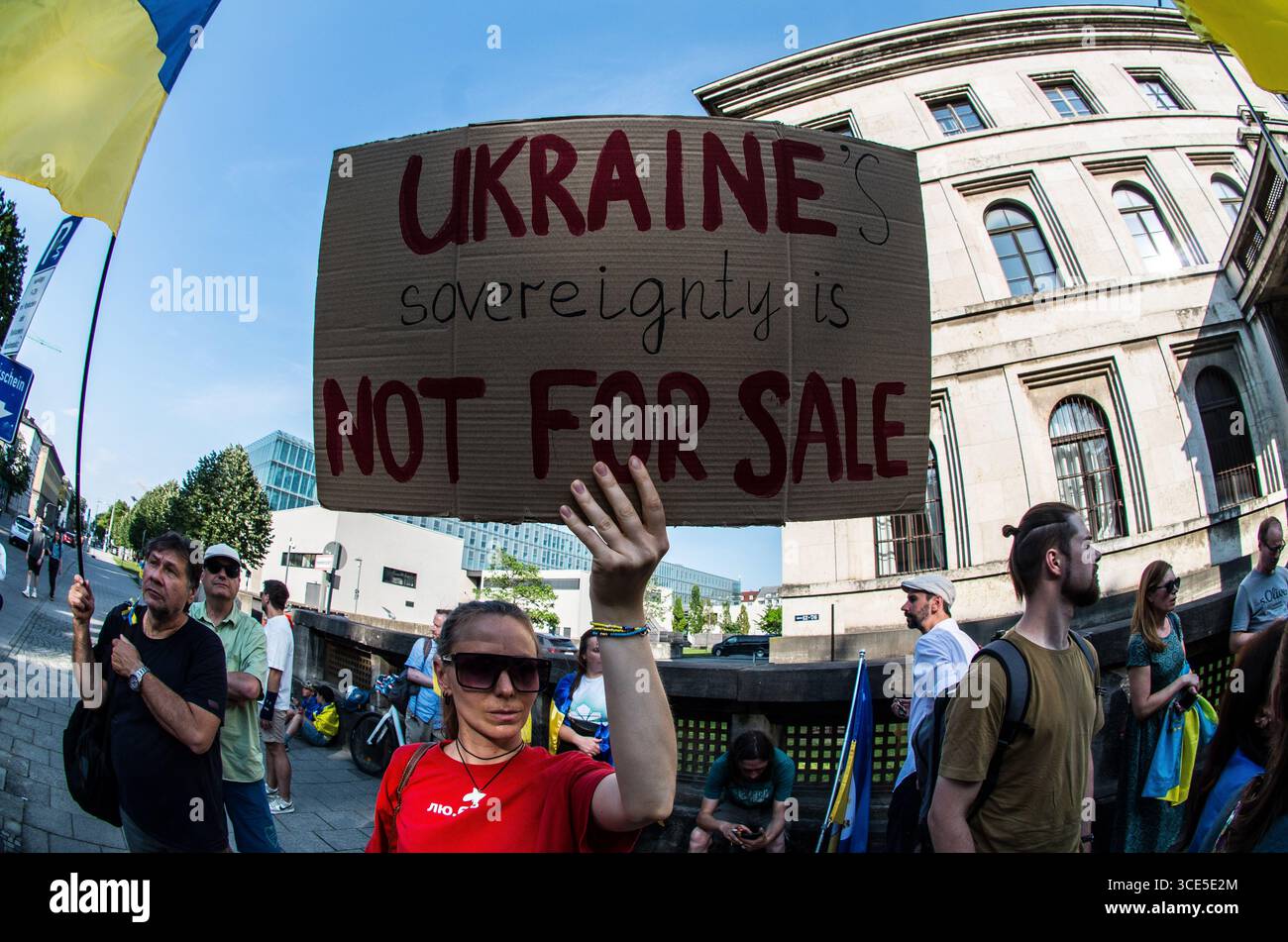 München, Bayern, Deutschland. August 2025. Zeitgleich mit dem Gipfel von Alaska 2025 zwischen Donald Trump und dem russischen Wladimir Putin warnten Ukrainer und Deutsche in München am Ort des Münchner Abkommens von 1938 die westliche Allianz vor einem gefährlichen Beschwichtigungsszenario, ähnlich dem, als die Weltmächte Hitler erlaubten, das Sudetenland anzunektieren, was letztlich den Zweiten Weltkrieg nicht verhinderte. Andere sprachen von Jalta 1945, als Putin und Trump darüber diskutieren, das Land der Ukraine ohne die Anwesenheit von Zelenskyj zu teilen. Historiker und Analysten warnen die westlichen Mächte, dass Putin jeden Waffenstillstand und einen nutzen wird Stockfoto