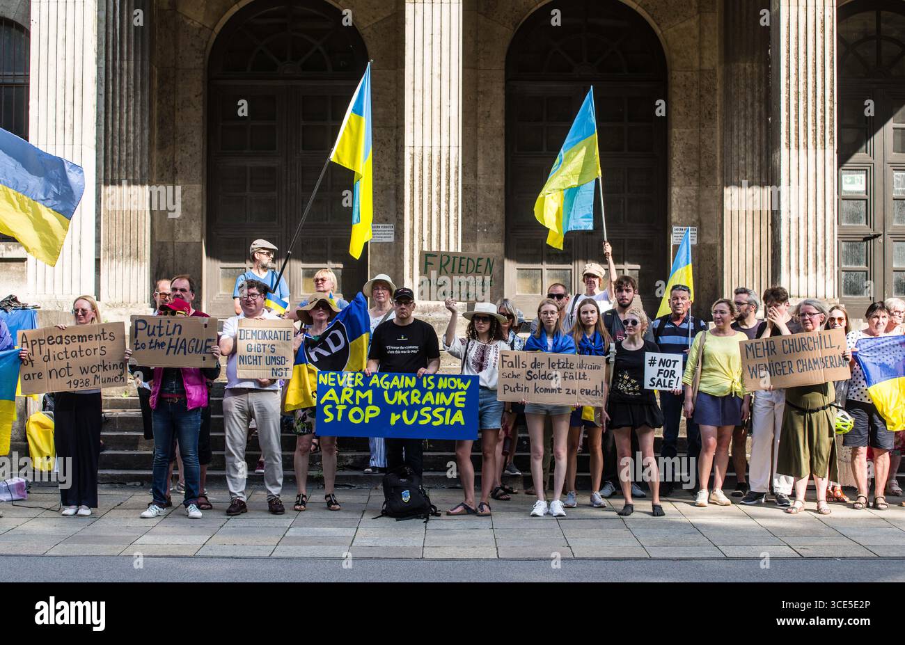 München, Bayern, Deutschland. August 2025. Zeitgleich mit dem Gipfel von Alaska 2025 zwischen Donald Trump und dem russischen Wladimir Putin warnten Ukrainer und Deutsche in München am Ort des Münchner Abkommens von 1938 die westliche Allianz vor einem gefährlichen Beschwichtigungsszenario, ähnlich dem, als die Weltmächte Hitler erlaubten, das Sudetenland anzunektieren, was letztlich den Zweiten Weltkrieg nicht verhinderte. Andere sprachen von Jalta 1945, als Putin und Trump darüber diskutieren, das Land der Ukraine ohne die Anwesenheit von Zelenskyj zu teilen. Historiker und Analysten warnen die westlichen Mächte, dass Putin jeden Waffenstillstand und einen nutzen wird Stockfoto