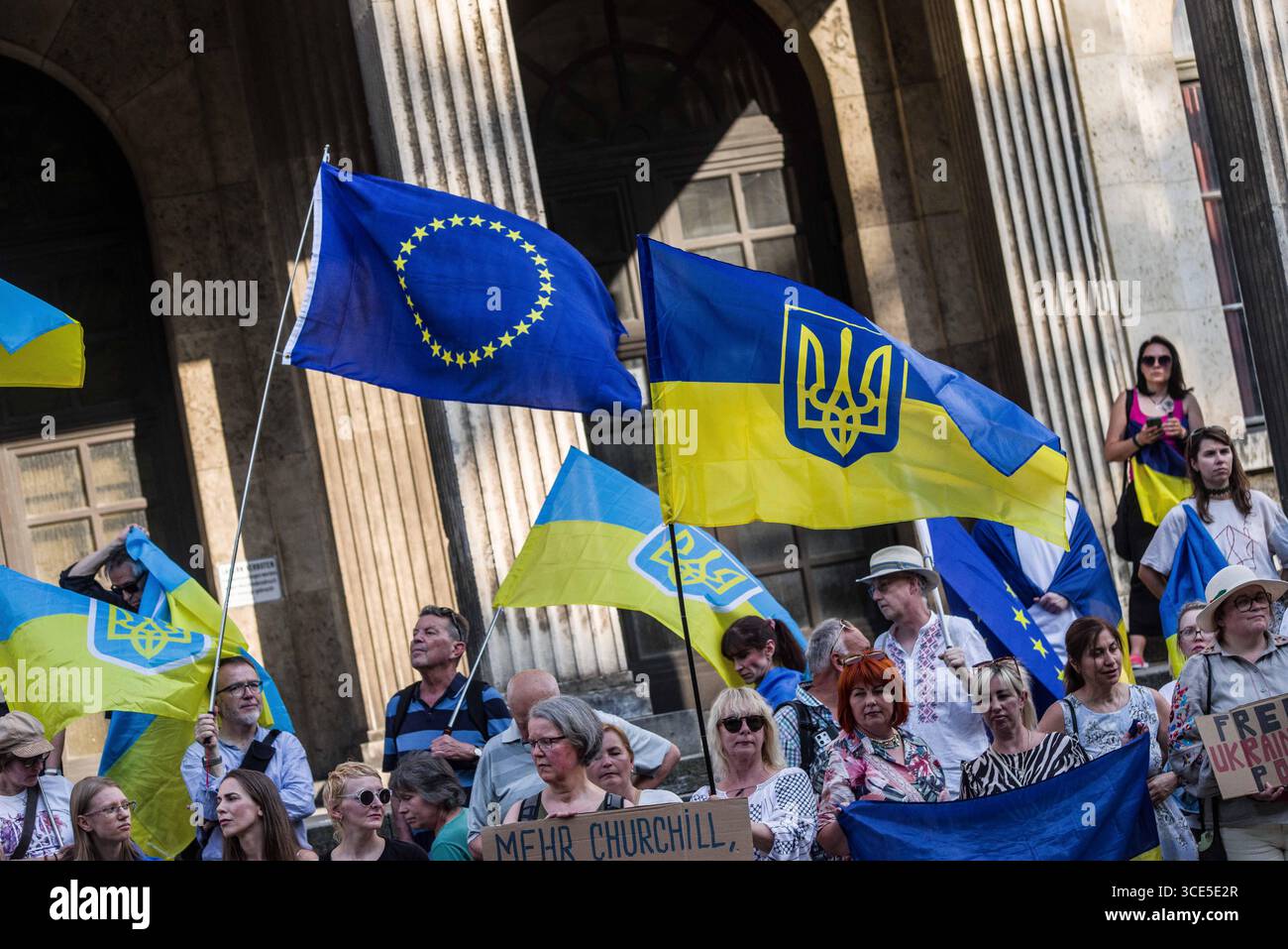 München, Bayern, Deutschland. August 2025. Zeitgleich mit dem Gipfel von Alaska 2025 zwischen Donald Trump und dem russischen Wladimir Putin warnten Ukrainer und Deutsche in München am Ort des Münchner Abkommens von 1938 die westliche Allianz vor einem gefährlichen Beschwichtigungsszenario, ähnlich dem, als die Weltmächte Hitler erlaubten, das Sudetenland anzunektieren, was letztlich den Zweiten Weltkrieg nicht verhinderte. Andere sprachen von Jalta 1945, als Putin und Trump darüber diskutieren, das Land der Ukraine ohne die Anwesenheit von Zelenskyj zu teilen. Historiker und Analysten warnen die westlichen Mächte, dass Putin jeden Waffenstillstand und einen nutzen wird Stockfoto