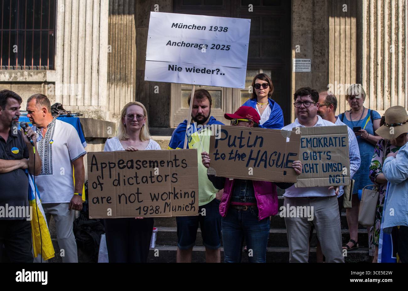 München, Bayern, Deutschland. August 2025. Zeitgleich mit dem Gipfel von Alaska 2025 zwischen Donald Trump und dem russischen Wladimir Putin warnten Ukrainer und Deutsche in München am Ort des Münchner Abkommens von 1938 die westliche Allianz vor einem gefährlichen Beschwichtigungsszenario, ähnlich dem, als die Weltmächte Hitler erlaubten, das Sudetenland anzunektieren, was letztlich den Zweiten Weltkrieg nicht verhinderte. Andere sprachen von Jalta 1945, als Putin und Trump darüber diskutieren, das Land der Ukraine ohne die Anwesenheit von Zelenskyj zu teilen. Historiker und Analysten warnen die westlichen Mächte, dass Putin jeden Waffenstillstand und einen nutzen wird Stockfoto