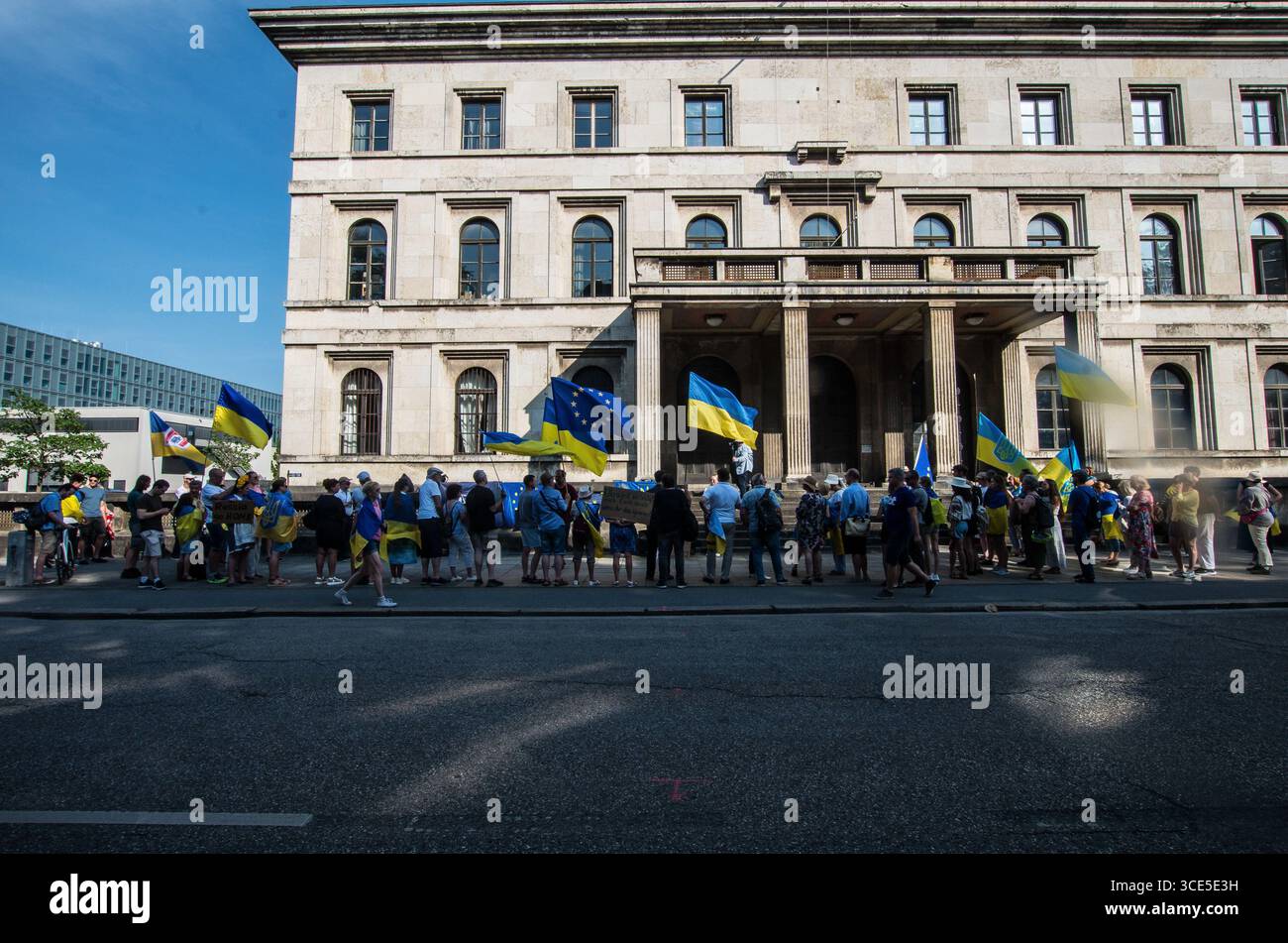 München, Bayern, Deutschland. August 2025. Zeitgleich mit dem Gipfel von Alaska 2025 zwischen Donald Trump und dem russischen Wladimir Putin warnten Ukrainer und Deutsche in München am Ort des Münchner Abkommens von 1938 die westliche Allianz vor einem gefährlichen Beschwichtigungsszenario, ähnlich dem, als die Weltmächte Hitler erlaubten, das Sudetenland anzunektieren, was letztlich den Zweiten Weltkrieg nicht verhinderte. Andere sprachen von Jalta 1945, als Putin und Trump darüber diskutieren, das Land der Ukraine ohne die Anwesenheit von Zelenskyj zu teilen. Historiker und Analysten warnen die westlichen Mächte, dass Putin jeden Waffenstillstand und einen nutzen wird Stockfoto