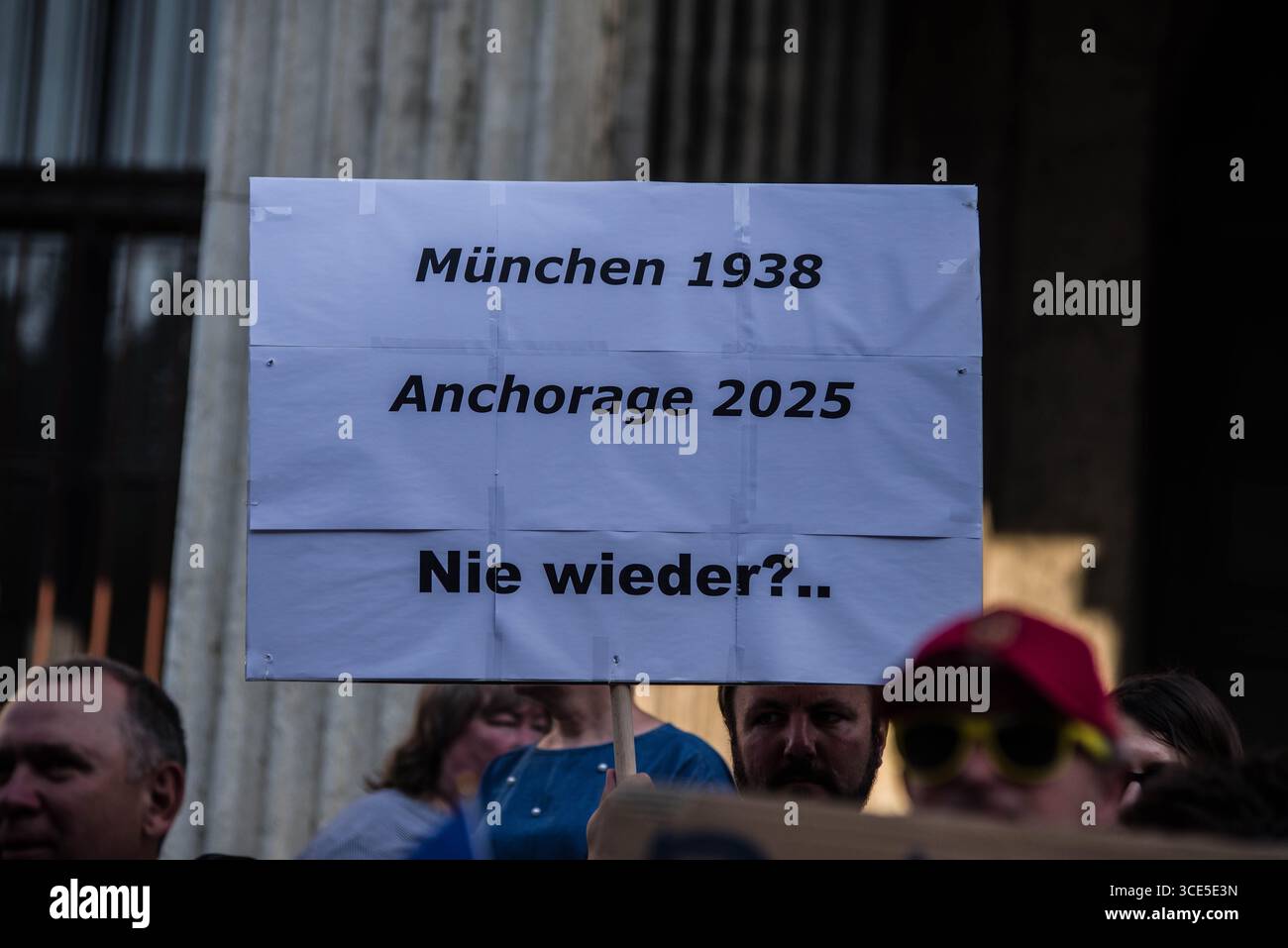 München, Bayern, Deutschland. August 2025. Zeitgleich mit dem Gipfel von Alaska 2025 zwischen Donald Trump und dem russischen Wladimir Putin warnten Ukrainer und Deutsche in München am Ort des Münchner Abkommens von 1938 die westliche Allianz vor einem gefährlichen Beschwichtigungsszenario, ähnlich dem, als die Weltmächte Hitler erlaubten, das Sudetenland anzunektieren, was letztlich den Zweiten Weltkrieg nicht verhinderte. Andere sprachen von Jalta 1945, als Putin und Trump darüber diskutieren, das Land der Ukraine ohne die Anwesenheit von Zelenskyj zu teilen. Historiker und Analysten warnen die westlichen Mächte, dass Putin jeden Waffenstillstand und einen nutzen wird Stockfoto