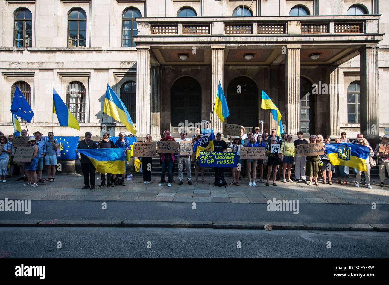 München, Bayern, Deutschland. August 2025. Zeitgleich mit dem Gipfel von Alaska 2025 zwischen Donald Trump und dem russischen Wladimir Putin warnten Ukrainer und Deutsche in München am Ort des Münchner Abkommens von 1938 die westliche Allianz vor einem gefährlichen Beschwichtigungsszenario, ähnlich dem, als die Weltmächte Hitler erlaubten, das Sudetenland anzunektieren, was letztlich den Zweiten Weltkrieg nicht verhinderte. Andere sprachen von Jalta 1945, als Putin und Trump darüber diskutieren, das Land der Ukraine ohne die Anwesenheit von Zelenskyj zu teilen. Historiker und Analysten warnen die westlichen Mächte, dass Putin jeden Waffenstillstand und einen nutzen wird Stockfoto