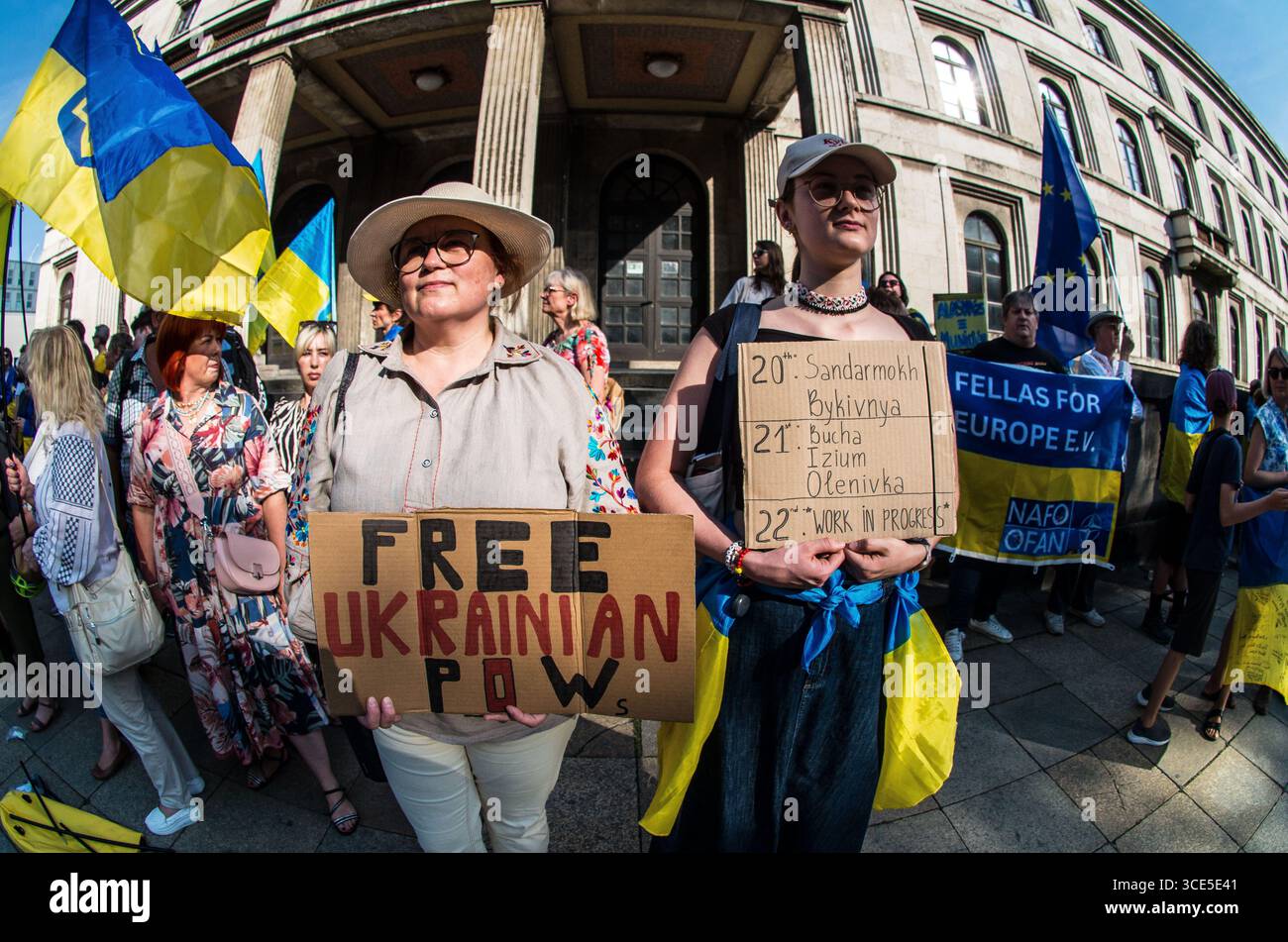 München, Bayern, Deutschland. August 2025. Zeitgleich mit dem Gipfel von Alaska 2025 zwischen Donald Trump und dem russischen Wladimir Putin warnten Ukrainer und Deutsche in München am Ort des Münchner Abkommens von 1938 die westliche Allianz vor einem gefährlichen Beschwichtigungsszenario, ähnlich dem, als die Weltmächte Hitler erlaubten, das Sudetenland anzunektieren, was letztlich den Zweiten Weltkrieg nicht verhinderte. Andere sprachen von Jalta 1945, als Putin und Trump darüber diskutieren, das Land der Ukraine ohne die Anwesenheit von Zelenskyj zu teilen. Historiker und Analysten warnen die westlichen Mächte, dass Putin jeden Waffenstillstand und einen nutzen wird Stockfoto