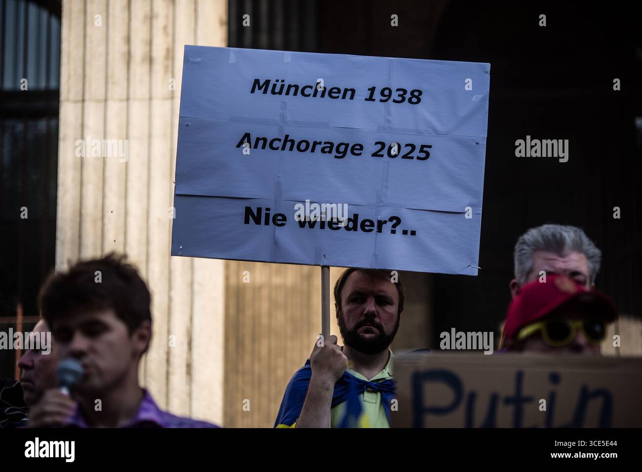 München, Bayern, Deutschland. August 2025. Zeitgleich mit dem Gipfel von Alaska 2025 zwischen Donald Trump und dem russischen Wladimir Putin warnten Ukrainer und Deutsche in München am Ort des Münchner Abkommens von 1938 die westliche Allianz vor einem gefährlichen Beschwichtigungsszenario, ähnlich dem, als die Weltmächte Hitler erlaubten, das Sudetenland anzunektieren, was letztlich den Zweiten Weltkrieg nicht verhinderte. Andere sprachen von Jalta 1945, als Putin und Trump darüber diskutieren, das Land der Ukraine ohne die Anwesenheit von Zelenskyj zu teilen. Historiker und Analysten warnen die westlichen Mächte, dass Putin jeden Waffenstillstand und einen nutzen wird Stockfoto
