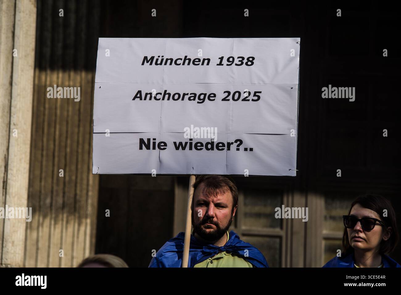 München, Bayern, Deutschland. August 2025. Zeitgleich mit dem Gipfel von Alaska 2025 zwischen Donald Trump und dem russischen Wladimir Putin warnten Ukrainer und Deutsche in München am Ort des Münchner Abkommens von 1938 die westliche Allianz vor einem gefährlichen Beschwichtigungsszenario, ähnlich dem, als die Weltmächte Hitler erlaubten, das Sudetenland anzunektieren, was letztlich den Zweiten Weltkrieg nicht verhinderte. Andere sprachen von Jalta 1945, als Putin und Trump darüber diskutieren, das Land der Ukraine ohne die Anwesenheit von Zelenskyj zu teilen. Historiker und Analysten warnen die westlichen Mächte, dass Putin jeden Waffenstillstand und einen nutzen wird Stockfoto