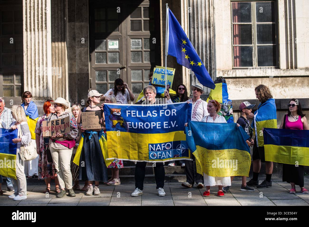 München, Bayern, Deutschland. August 2025. Zeitgleich mit dem Gipfel von Alaska 2025 zwischen Donald Trump und dem russischen Wladimir Putin warnten Ukrainer und Deutsche in München am Ort des Münchner Abkommens von 1938 die westliche Allianz vor einem gefährlichen Beschwichtigungsszenario, ähnlich dem, als die Weltmächte Hitler erlaubten, das Sudetenland anzunektieren, was letztlich den Zweiten Weltkrieg nicht verhinderte. Andere sprachen von Jalta 1945, als Putin und Trump darüber diskutieren, das Land der Ukraine ohne die Anwesenheit von Zelenskyj zu teilen. Historiker und Analysten warnen die westlichen Mächte, dass Putin jeden Waffenstillstand und einen nutzen wird Stockfoto