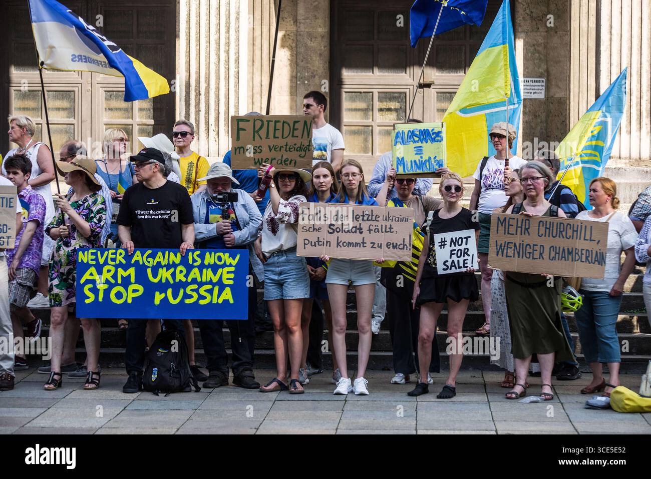 München, Bayern, Deutschland. August 2025. Zeitgleich mit dem Gipfel von Alaska 2025 zwischen Donald Trump und dem russischen Wladimir Putin warnten Ukrainer und Deutsche in München am Ort des Münchner Abkommens von 1938 die westliche Allianz vor einem gefährlichen Beschwichtigungsszenario, ähnlich dem, als die Weltmächte Hitler erlaubten, das Sudetenland anzunektieren, was letztlich den Zweiten Weltkrieg nicht verhinderte. Andere sprachen von Jalta 1945, als Putin und Trump darüber diskutieren, das Land der Ukraine ohne die Anwesenheit von Zelenskyj zu teilen. Historiker und Analysten warnen die westlichen Mächte, dass Putin jeden Waffenstillstand und einen nutzen wird Stockfoto