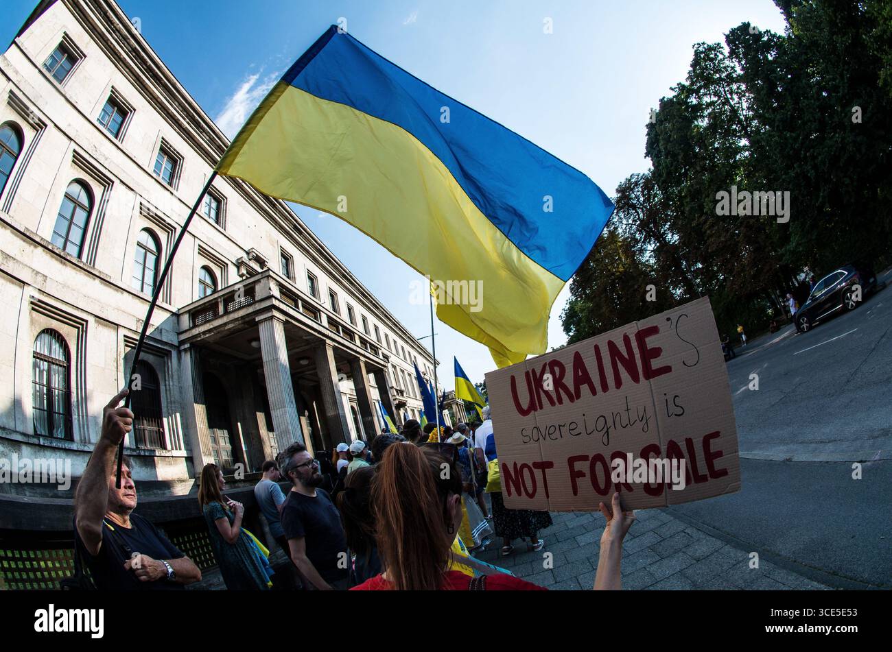 München, Bayern, Deutschland. August 2025. Zeitgleich mit dem Gipfel von Alaska 2025 zwischen Donald Trump und dem russischen Wladimir Putin warnten Ukrainer und Deutsche in München am Ort des Münchner Abkommens von 1938 die westliche Allianz vor einem gefährlichen Beschwichtigungsszenario, ähnlich dem, als die Weltmächte Hitler erlaubten, das Sudetenland anzunektieren, was letztlich den Zweiten Weltkrieg nicht verhinderte. Andere sprachen von Jalta 1945, als Putin und Trump darüber diskutieren, das Land der Ukraine ohne die Anwesenheit von Zelenskyj zu teilen. Historiker und Analysten warnen die westlichen Mächte, dass Putin jeden Waffenstillstand und einen nutzen wird Stockfoto