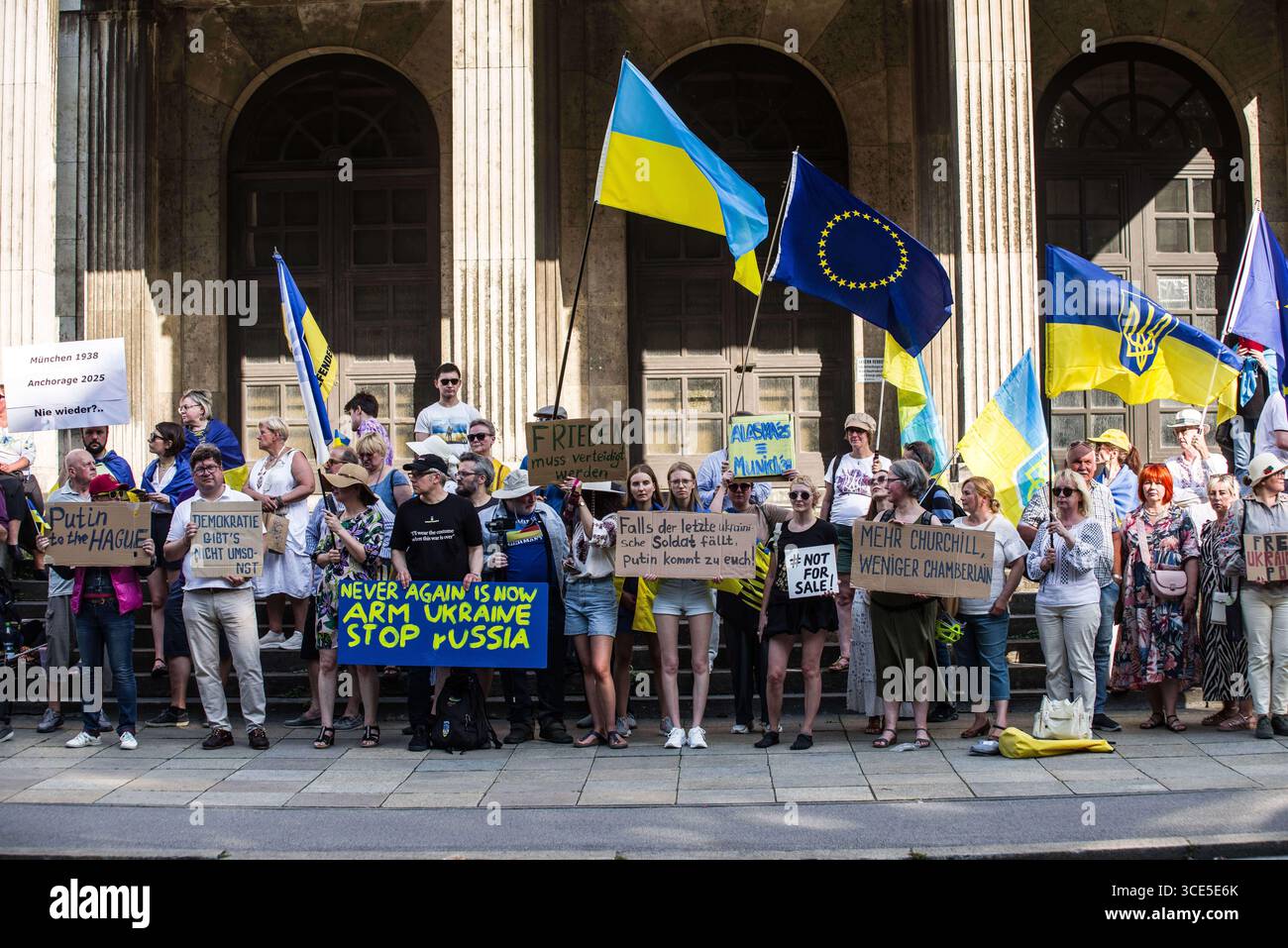 München, Bayern, Deutschland. August 2025. Zeitgleich mit dem Gipfel von Alaska 2025 zwischen Donald Trump und dem russischen Wladimir Putin warnten Ukrainer und Deutsche in München am Ort des Münchner Abkommens von 1938 die westliche Allianz vor einem gefährlichen Beschwichtigungsszenario, ähnlich dem, als die Weltmächte Hitler erlaubten, das Sudetenland anzunektieren, was letztlich den Zweiten Weltkrieg nicht verhinderte. Andere sprachen von Jalta 1945, als Putin und Trump darüber diskutieren, das Land der Ukraine ohne die Anwesenheit von Zelenskyj zu teilen. Historiker und Analysten warnen die westlichen Mächte, dass Putin jeden Waffenstillstand und einen nutzen wird Stockfoto