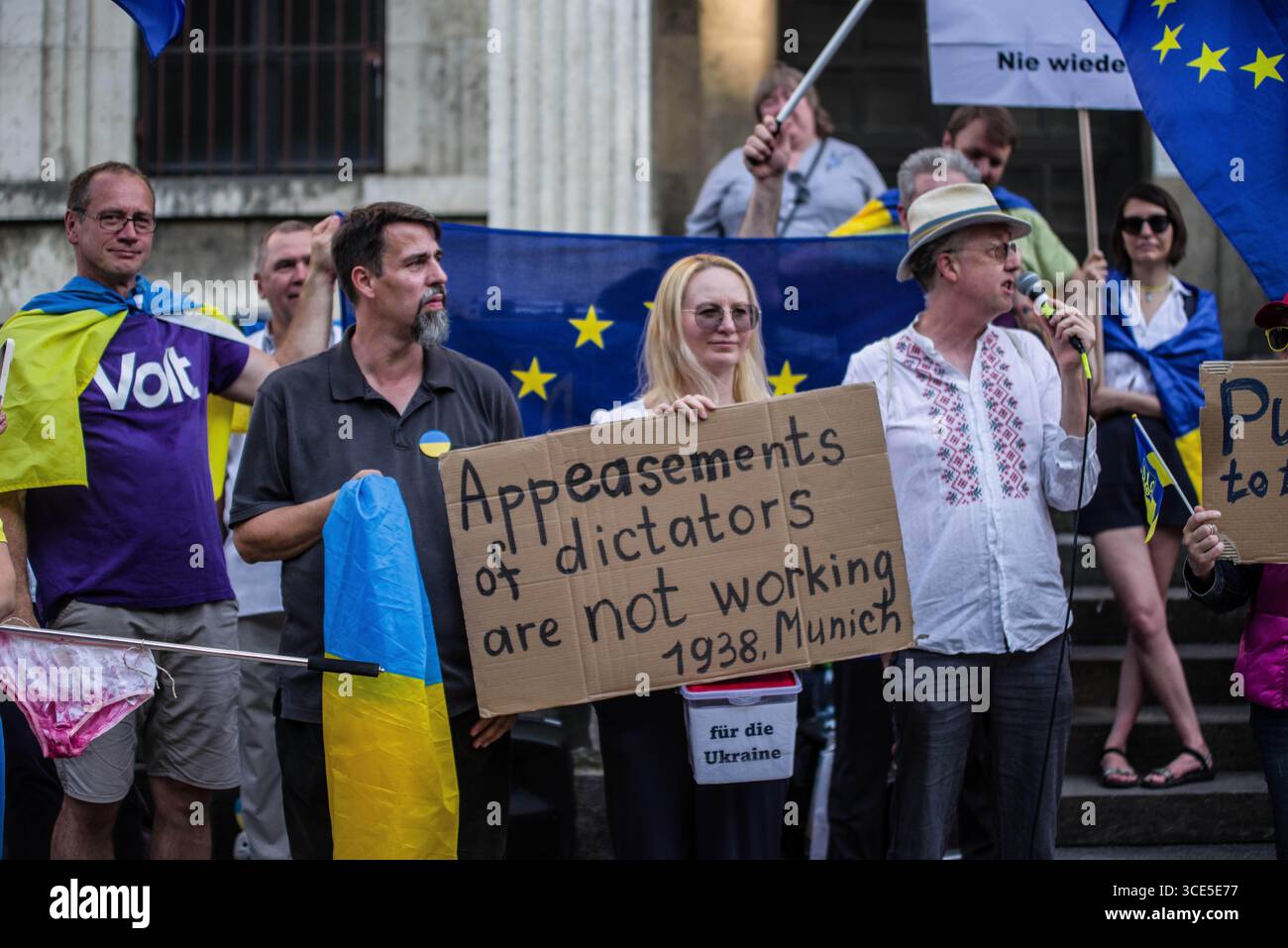 München, Bayern, Deutschland. August 2025. Zeitgleich mit dem Gipfel von Alaska 2025 zwischen Donald Trump und dem russischen Wladimir Putin warnten Ukrainer und Deutsche in München am Ort des Münchner Abkommens von 1938 die westliche Allianz vor einem gefährlichen Beschwichtigungsszenario, ähnlich dem, als die Weltmächte Hitler erlaubten, das Sudetenland anzunektieren, was letztlich den Zweiten Weltkrieg nicht verhinderte. Andere sprachen von Jalta 1945, als Putin und Trump darüber diskutieren, das Land der Ukraine ohne die Anwesenheit von Zelenskyj zu teilen. Historiker und Analysten warnen die westlichen Mächte, dass Putin jeden Waffenstillstand und einen nutzen wird Stockfoto