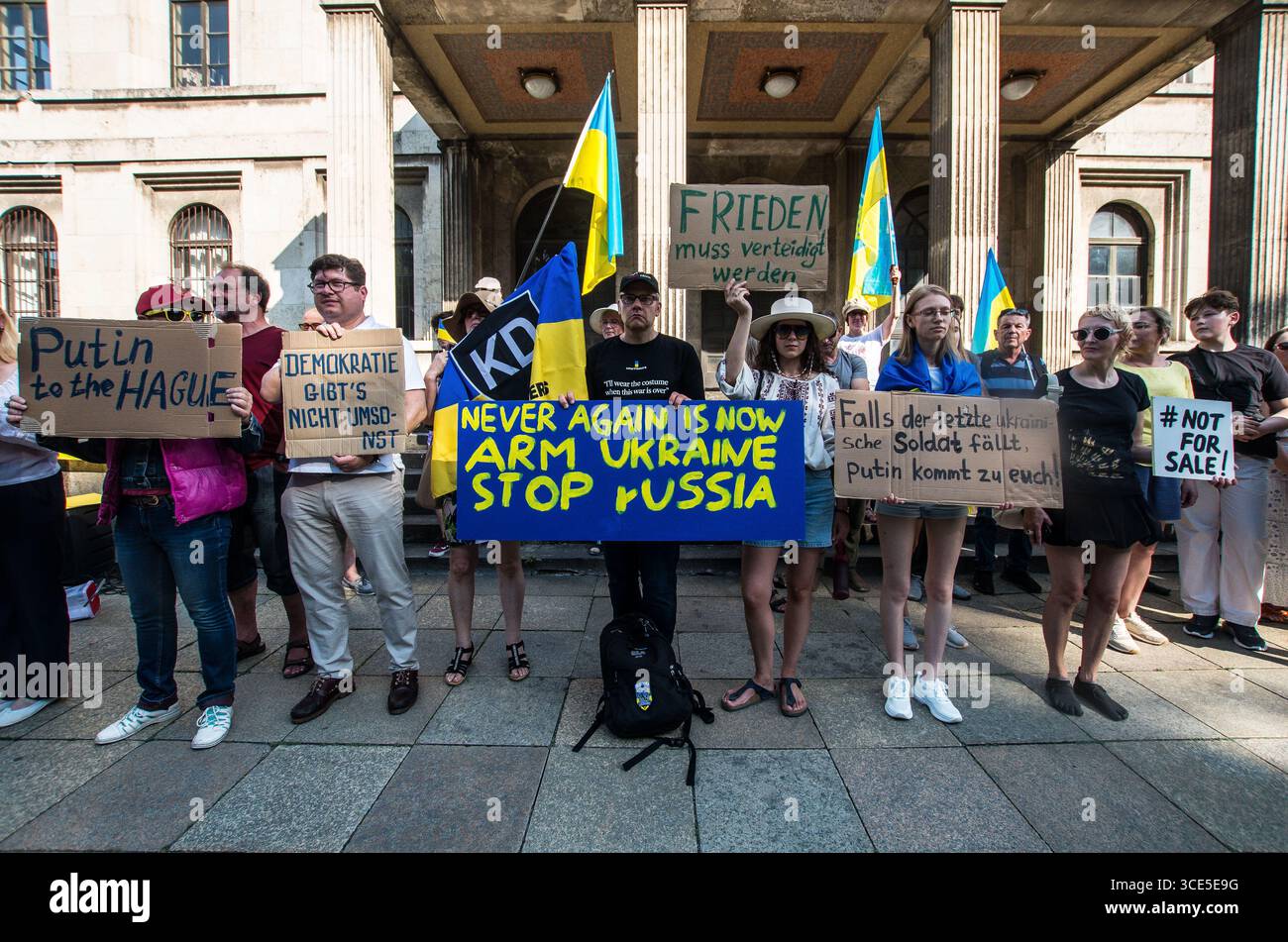 München, Bayern, Deutschland. August 2025. Zeitgleich mit dem Gipfel von Alaska 2025 zwischen Donald Trump und dem russischen Wladimir Putin warnten Ukrainer und Deutsche in München am Ort des Münchner Abkommens von 1938 die westliche Allianz vor einem gefährlichen Beschwichtigungsszenario, ähnlich dem, als die Weltmächte Hitler erlaubten, das Sudetenland anzunektieren, was letztlich den Zweiten Weltkrieg nicht verhinderte. Andere sprachen von Jalta 1945, als Putin und Trump darüber diskutieren, das Land der Ukraine ohne die Anwesenheit von Zelenskyj zu teilen. Historiker und Analysten warnen die westlichen Mächte, dass Putin jeden Waffenstillstand und einen nutzen wird Stockfoto
