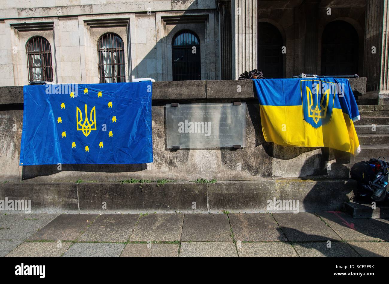 München, Bayern, Deutschland. August 2025. Zeitgleich mit dem Gipfel von Alaska 2025 zwischen Donald Trump und dem russischen Wladimir Putin warnten Ukrainer und Deutsche in München am Ort des Münchner Abkommens von 1938 die westliche Allianz vor einem gefährlichen Beschwichtigungsszenario, ähnlich dem, als die Weltmächte Hitler erlaubten, das Sudetenland anzunektieren, was letztlich den Zweiten Weltkrieg nicht verhinderte. Andere sprachen von Jalta 1945, als Putin und Trump darüber diskutieren, das Land der Ukraine ohne die Anwesenheit von Zelenskyj zu teilen. Historiker und Analysten warnen die westlichen Mächte, dass Putin jeden Waffenstillstand und einen nutzen wird Stockfoto