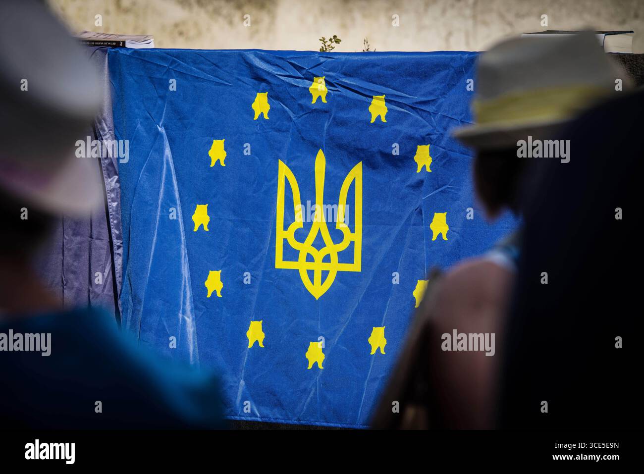 München, Bayern, Deutschland. August 2025. Die ukrainische Flagge der NAFO. Zeitgleich mit dem Gipfel von Alaska 2025 zwischen Donald Trump und dem russischen Wladimir Putin warnten Ukrainer und Deutsche in München am Ort des Münchner Abkommens von 1938 die westliche Allianz vor einem gefährlichen Beschwichtigungsszenario, ähnlich dem, als die Weltmächte Hitler erlaubten, das Sudetenland anzunektieren, was letztlich den Zweiten Weltkrieg nicht verhinderte. Andere sprachen von Jalta 1945, als Putin und Trump darüber diskutieren, das Land der Ukraine ohne die Anwesenheit von Zelenskyj zu teilen. Historiker und Analysten warnen die westlichen Mächte vor Putin Stockfoto