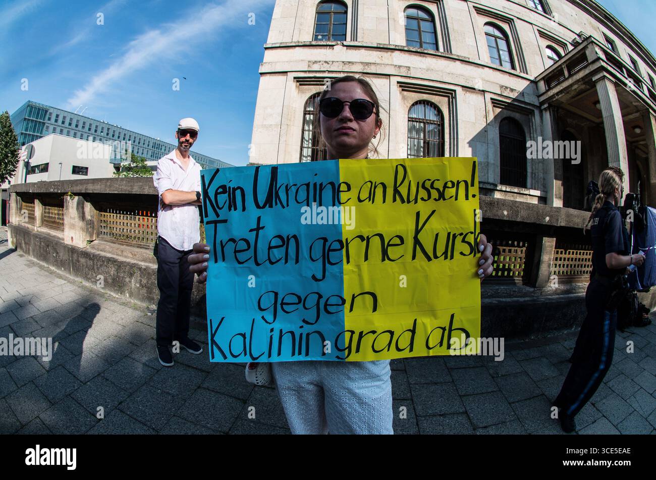 München, Bayern, Deutschland. August 2025. Zeitgleich mit dem Gipfel von Alaska 2025 zwischen Donald Trump und dem russischen Wladimir Putin warnten Ukrainer und Deutsche in München am Ort des Münchner Abkommens von 1938 die westliche Allianz vor einem gefährlichen Beschwichtigungsszenario, ähnlich dem, als die Weltmächte Hitler erlaubten, das Sudetenland anzunektieren, was letztlich den Zweiten Weltkrieg nicht verhinderte. Andere sprachen von Jalta 1945, als Putin und Trump darüber diskutieren, das Land der Ukraine ohne die Anwesenheit von Zelenskyj zu teilen. Historiker und Analysten warnen die westlichen Mächte, dass Putin jeden Waffenstillstand und einen nutzen wird Stockfoto