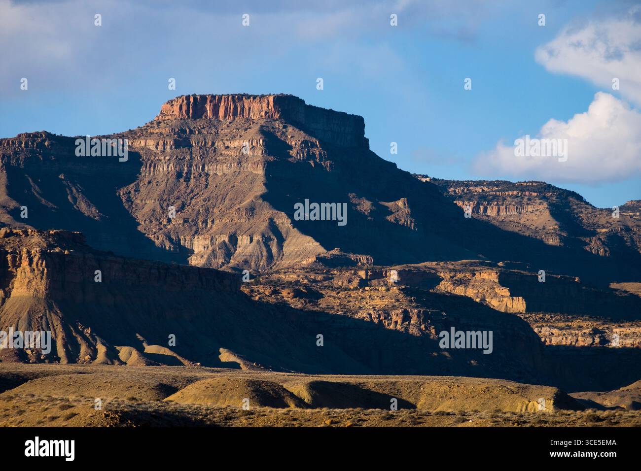 Wüste, Berge und Klippen des Buches Klippen reichen von der Halbmond Kreuzung gesehen Ruheraum, I-70, Grand County, Utah, USA Stockfoto