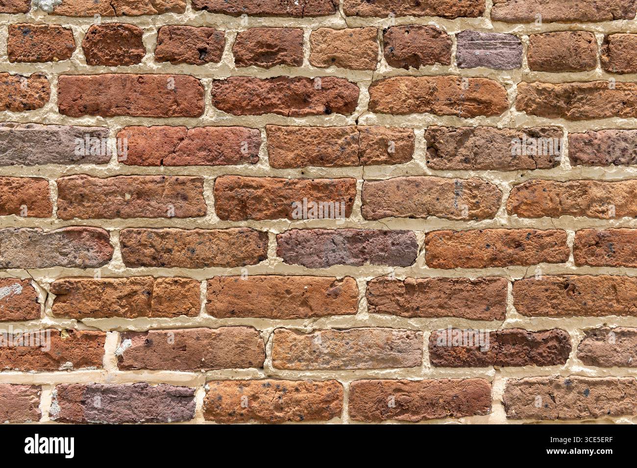 Nahaufnahme verwitterter Plantagenziegel mit sichtbaren Fingerabdrücken der Sklaven, die einzigartige Textur und Geschichte zeigen. Stockfoto