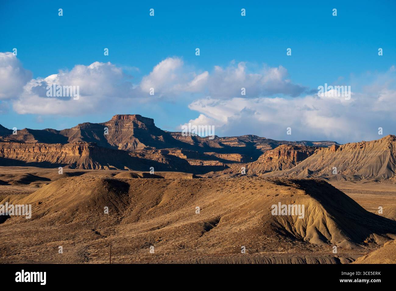 Wüste, Berge und Klippen des Buches Klippen reichen von der Halbmond Kreuzung gesehen Ruheraum, I-70, Grand County, Utah, USA Stockfoto