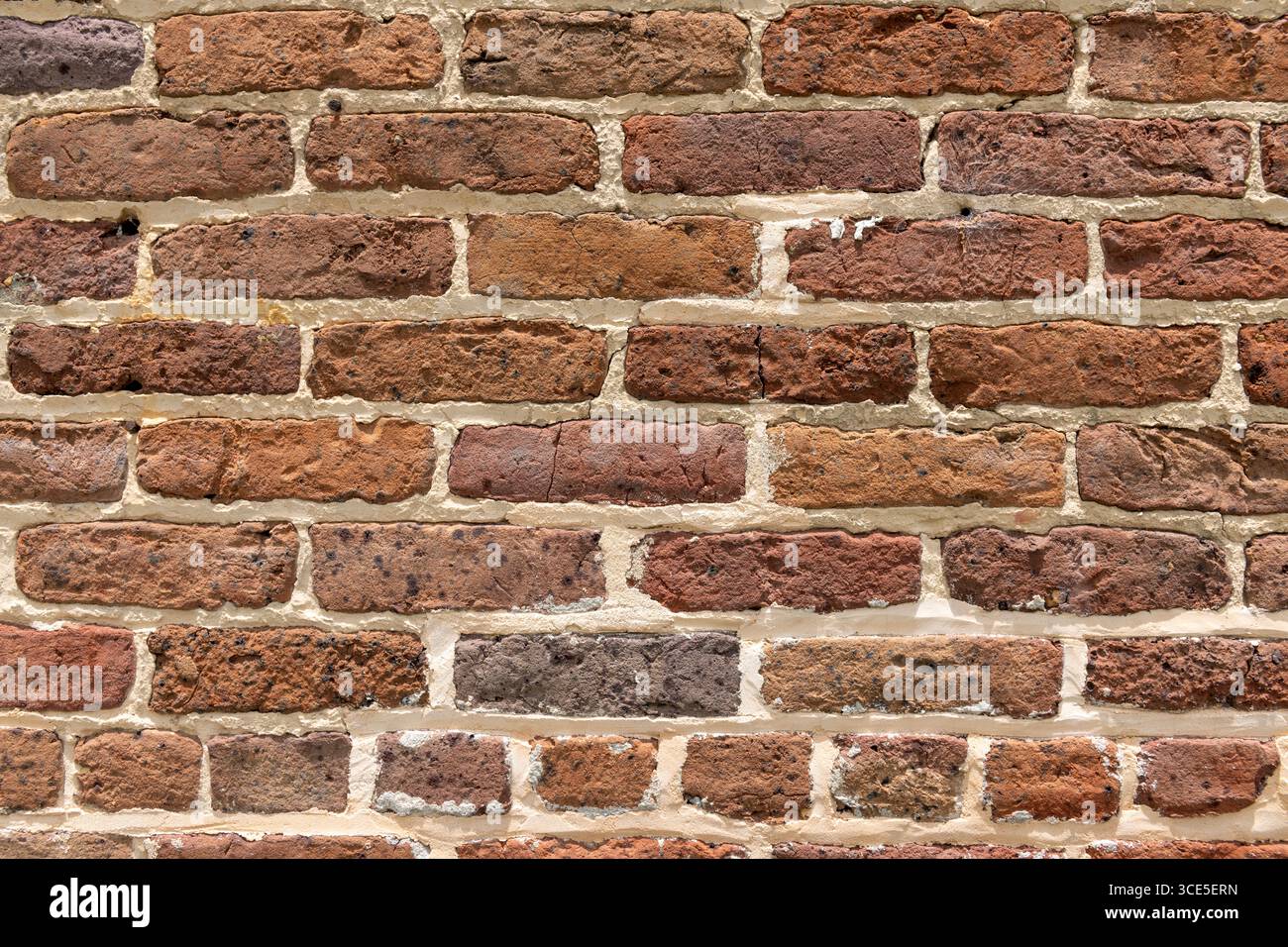 Nahaufnahme verwitterter Plantagenziegel mit sichtbaren Fingerabdrücken der Sklaven, die einzigartige Textur und Geschichte zeigen. Stockfoto