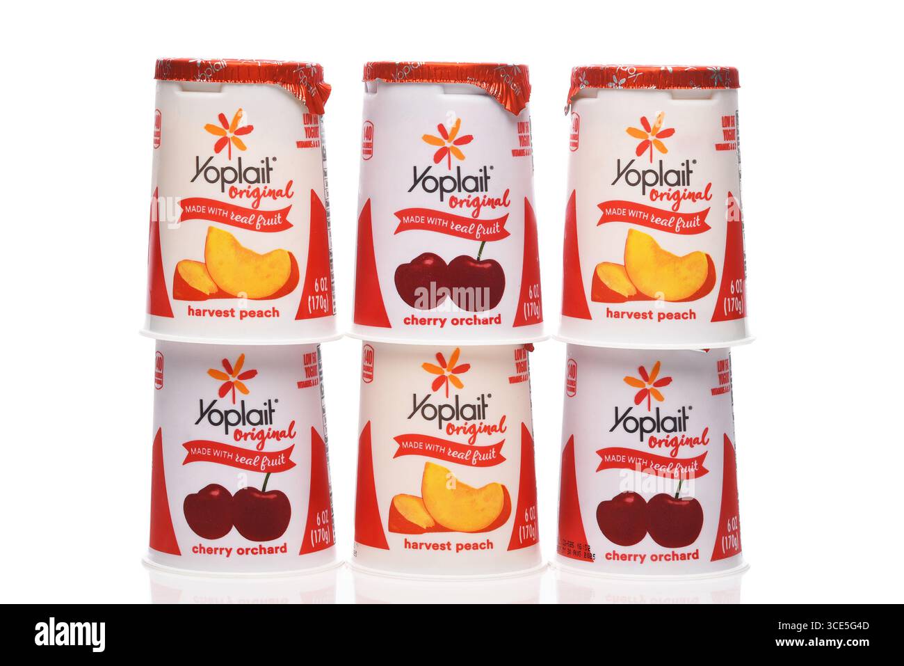 IRVINE, KALIFORNIEN - 15. August 2025: 6 Yoplait-Joghurtkartons, 3 Harvest Peach und 3 Cherry Orchard-Aromen. Stockfoto