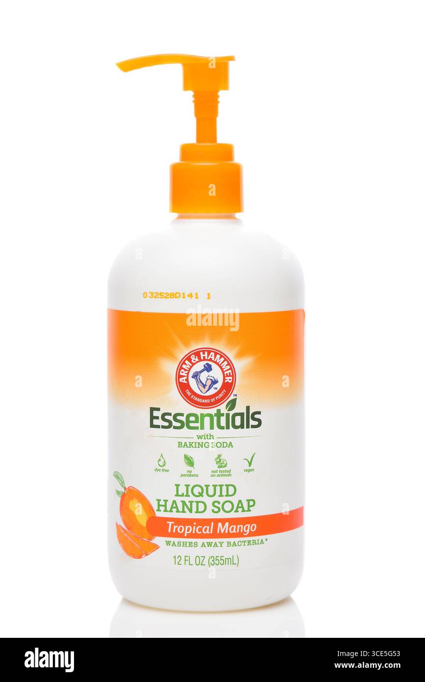 IRVINE, KALIFORNIEN - 15. August 2025: Eine Flasche Arm and Hammer Essentials Tropical Mango Liquid Handseife. Stockfoto