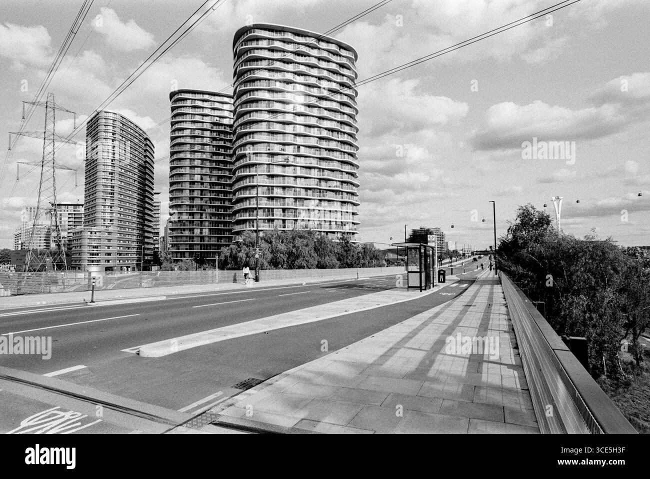 Silvertown Way, East London UK, mit den neuen Wohngebäuden von Hoola London Stockfoto