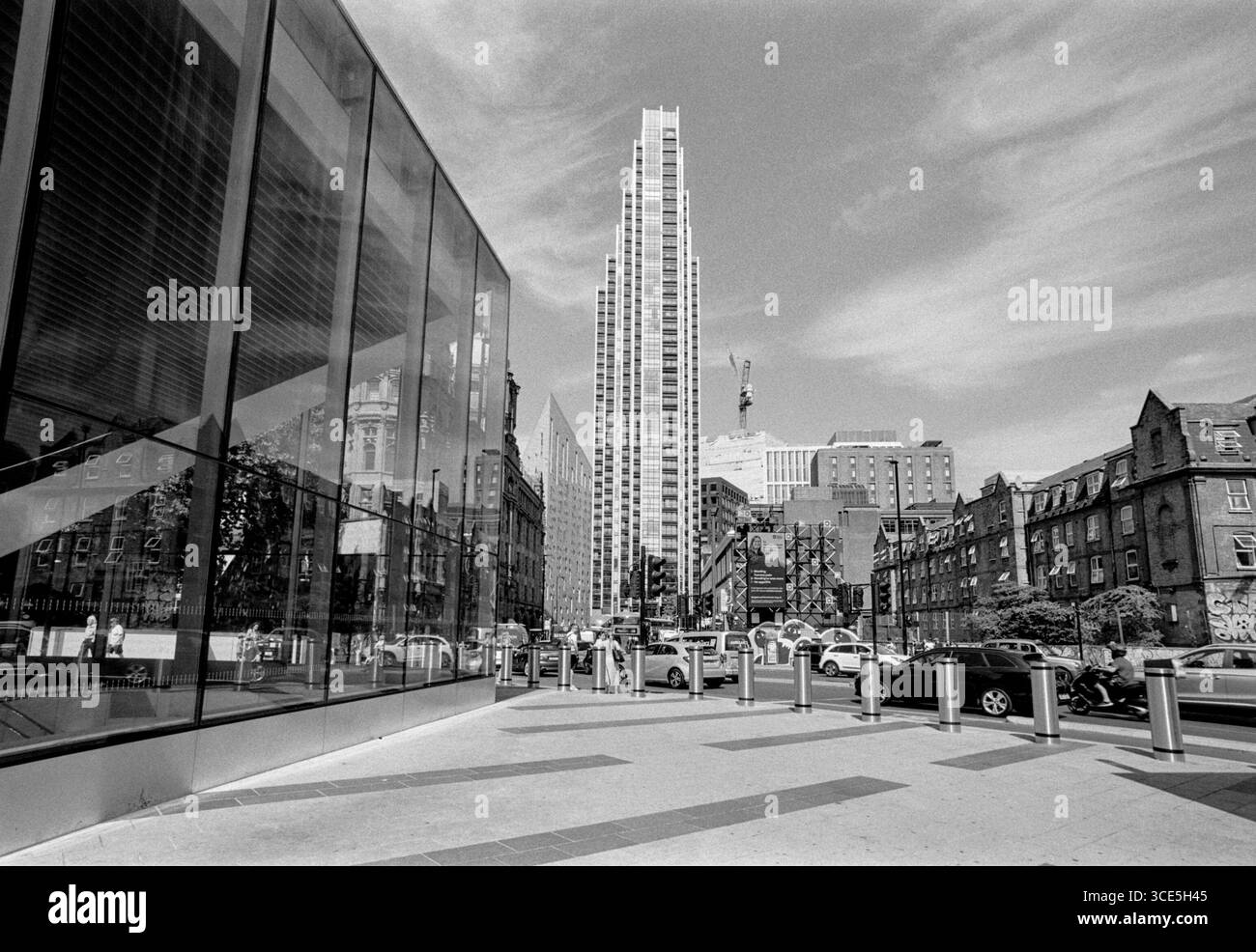Das Atlas Building und der neue Eingang zum Bahnhof Old Street vom Kreisverkehr Old Street, London EC1, UK Stockfoto