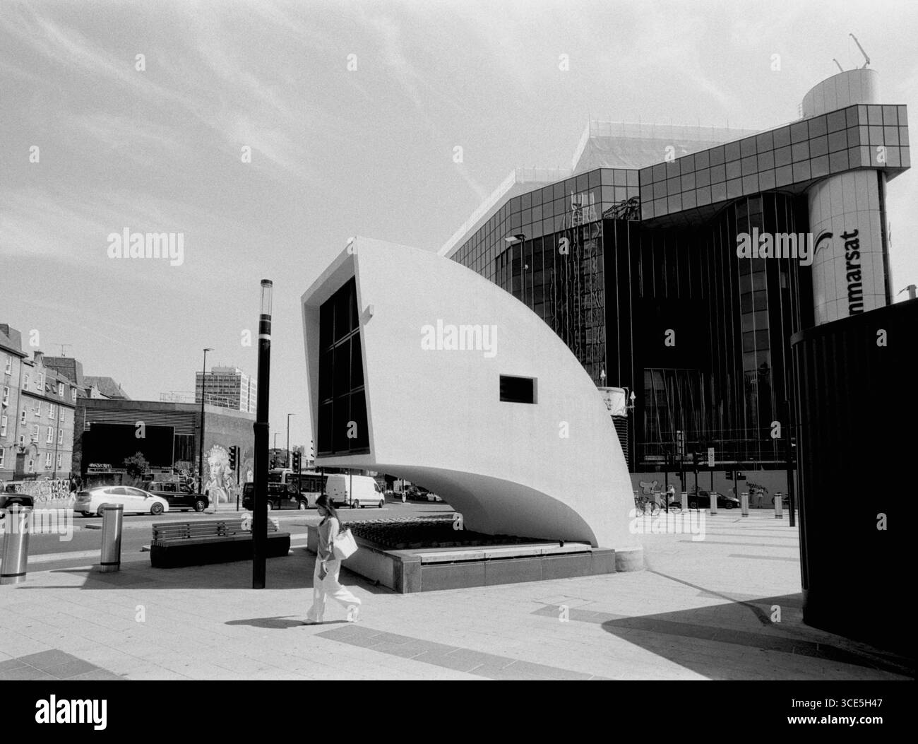 Old Street Kreisverkehr, London EC1, UK, mit Blick nach Osten in Richtung Shoreditch, in Schwarzweiß Stockfoto