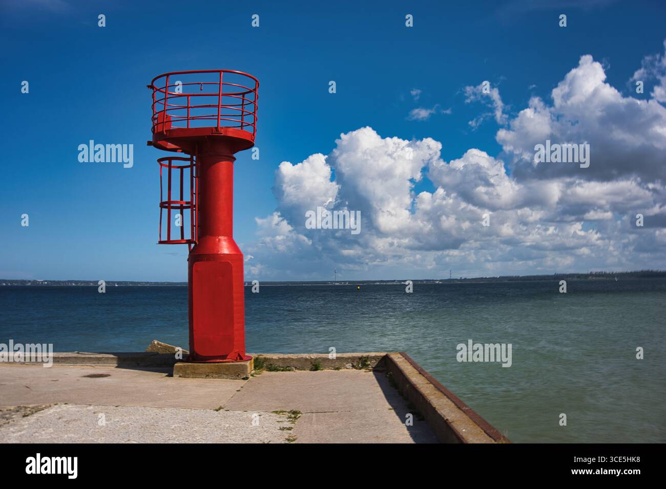Leuchtend roter Leuchtturm am Katarina Quay - Paljassaare Halbinsel, Tallinn, Estland Sommermeerlandschaft Stockfoto