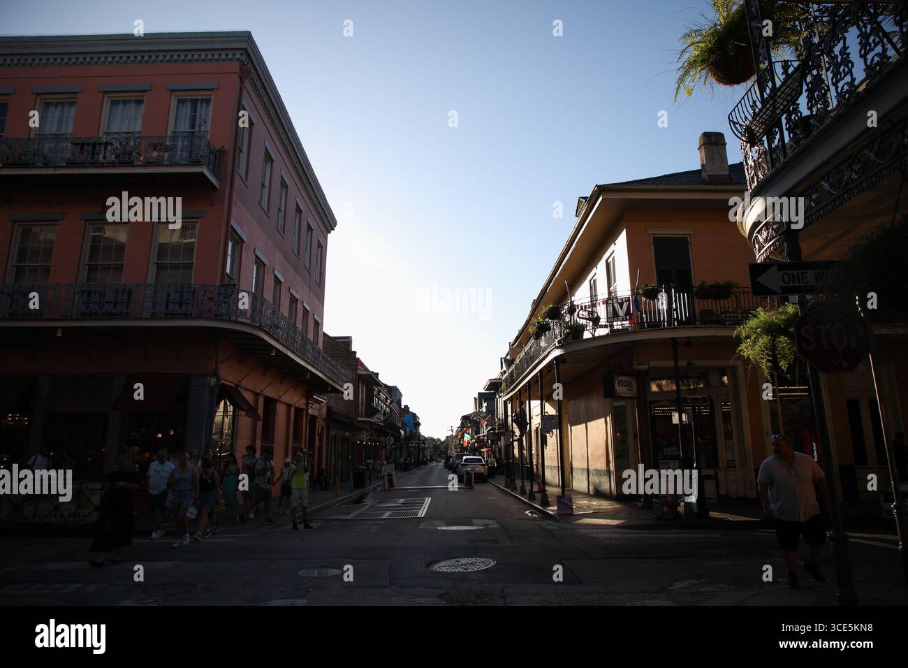 New Orleans, Usa. Juli 2025. Die St. Peter Street, an der Ecke des berühmten LaBranche House im French Quarter von New Orleans, Louisiana, ist bei Sonnenuntergang zu sehen. Am 29. August 2005 traf Katrina den Golf von Mexiko und verwüstete die Stadt New Orleans in den Vereinigten Staaten. Zwanzig Jahre später, obwohl der physische Wiederaufbau stattgefunden hat, leiden seine Bewohner immer noch unter psychischen Störungen wie Angstzuständen, Depressionen und posttraumatischem Stress. Quelle: SOPA Images Limited/Alamy Live News Stockfoto