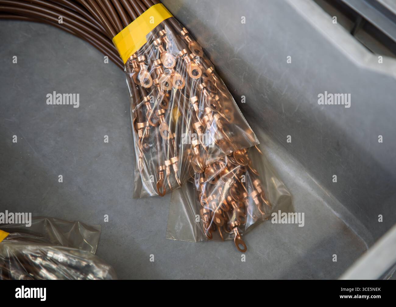 Kabelenden, Paket mit elektrischen Kabelanschlüssen, kupfermessingende mit Bohrung, kundenspezifisches Koaxialkabel, zwei Kabelpakete mit Kunststoffummantelung Stockfoto