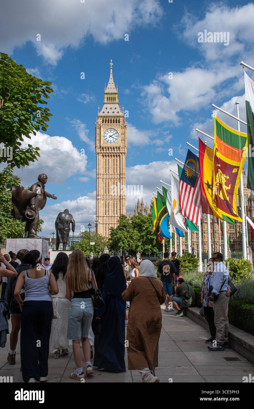 August 2025, London, England, Vereinigtes Königreich, Gedenkfeier zum VJ-Tag 80. Im Bild: Der Parlamentsplatz ist voll mit bunten Fahnen gekleidet, um zum 80. Jahrestag des VJ-Tages (Sieg in Japan) im Zweiten Weltkrieg am 15. August zu erinnern. Zu den Flaggen gehören die Flaggen des Vereinigten Königreichs und seiner konstituierenden Länder, die des Commonwealth of Nations sowie die britischen Überseegebiete und die Kronabhängigen. Stockfoto