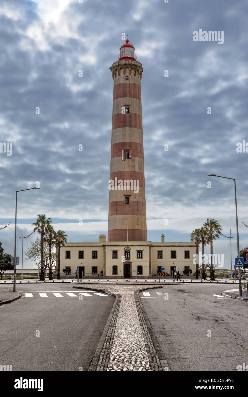 Farol de Barra, Leuchtturm am Strand an der atlantikküste in Costa Nova do Prado, Aveiro, Portugal. Stockfoto