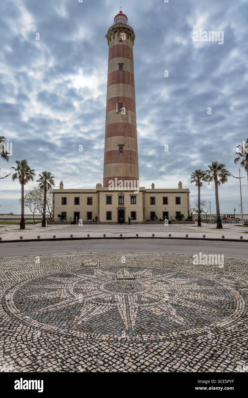 Farol de Barra, Leuchtturm am Strand an der atlantikküste in Costa Nova do Prado, Aveiro, Portugal. Stockfoto