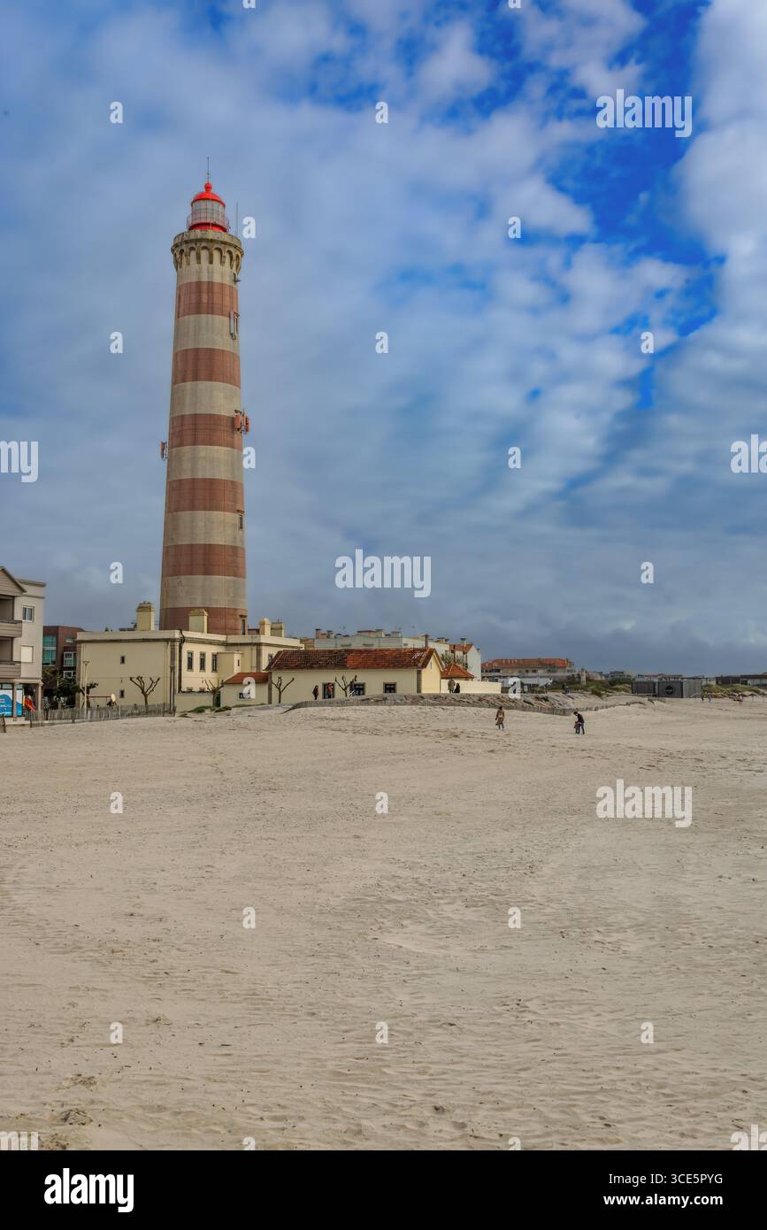 Farol de Barra, Leuchtturm am Strand an der atlantikküste in Costa Nova do Prado, Aveiro, Portugal. Stockfoto