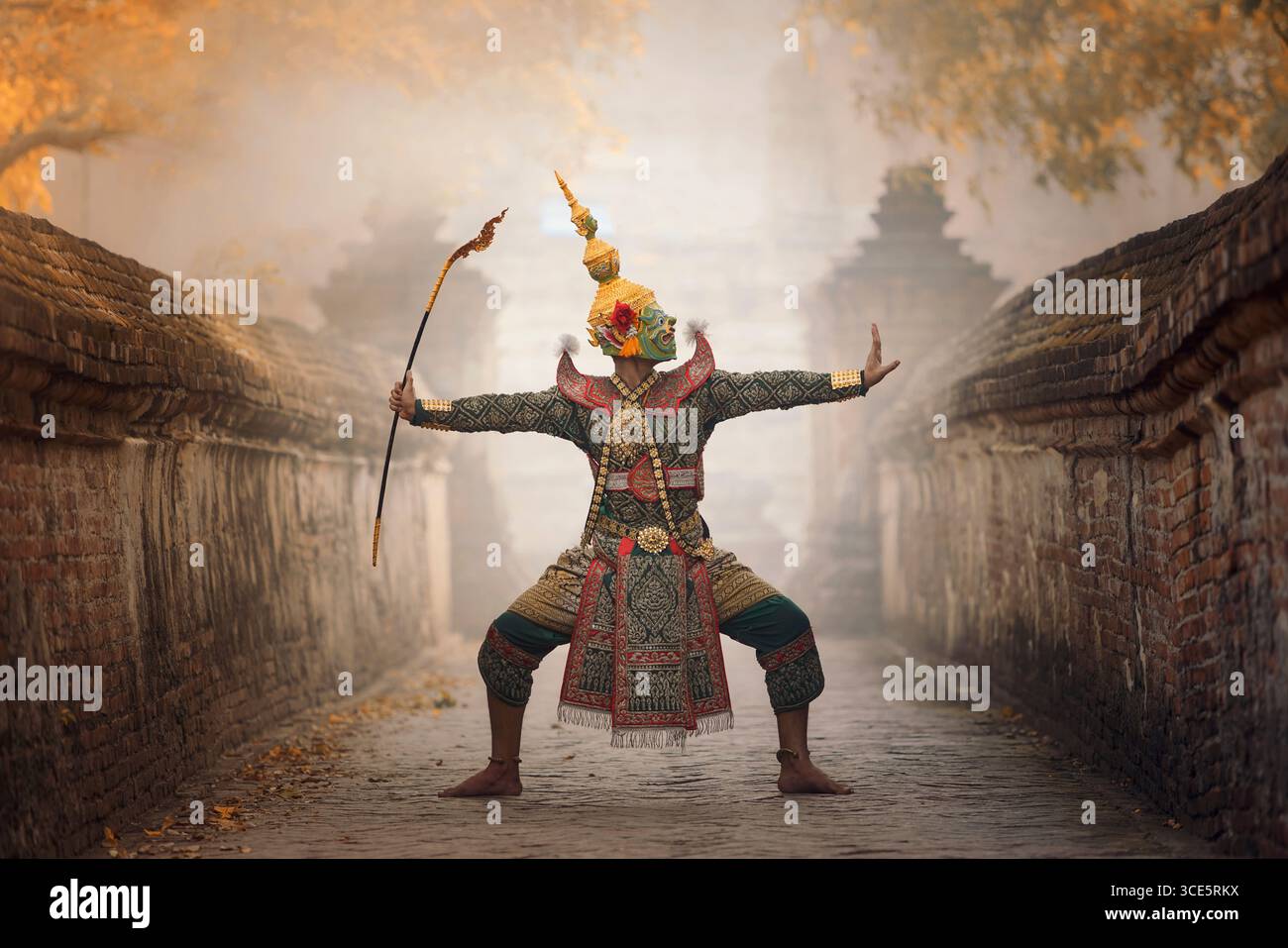 Traditioneller Khon-Tänzer, der vor einem Tempel auftritt, Thailand Stockfoto