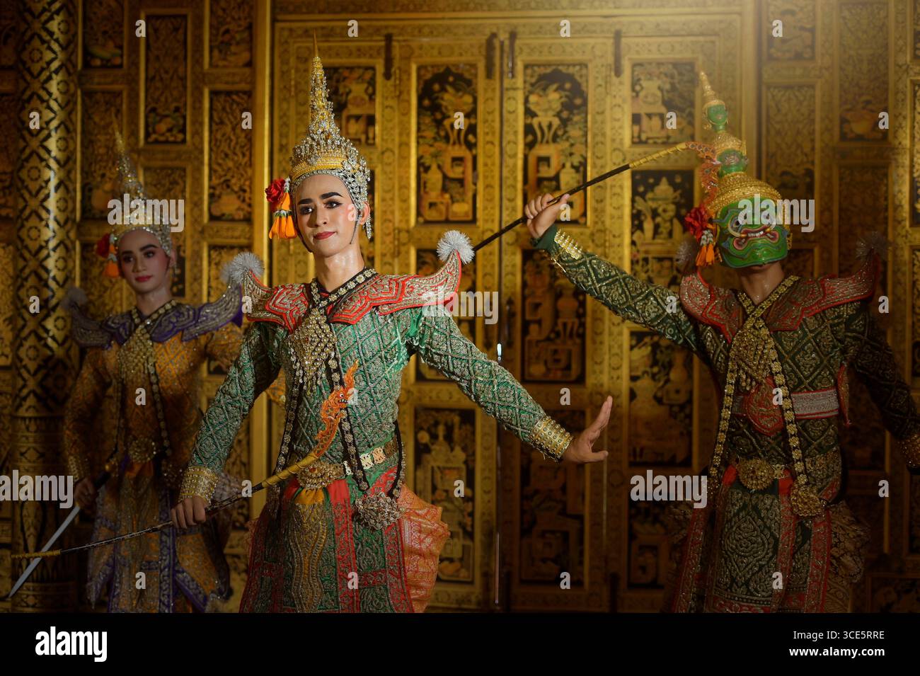 Drei Frauen, die einen Khon-Tanz in einem Tempel in Thailand vorführen Stockfoto