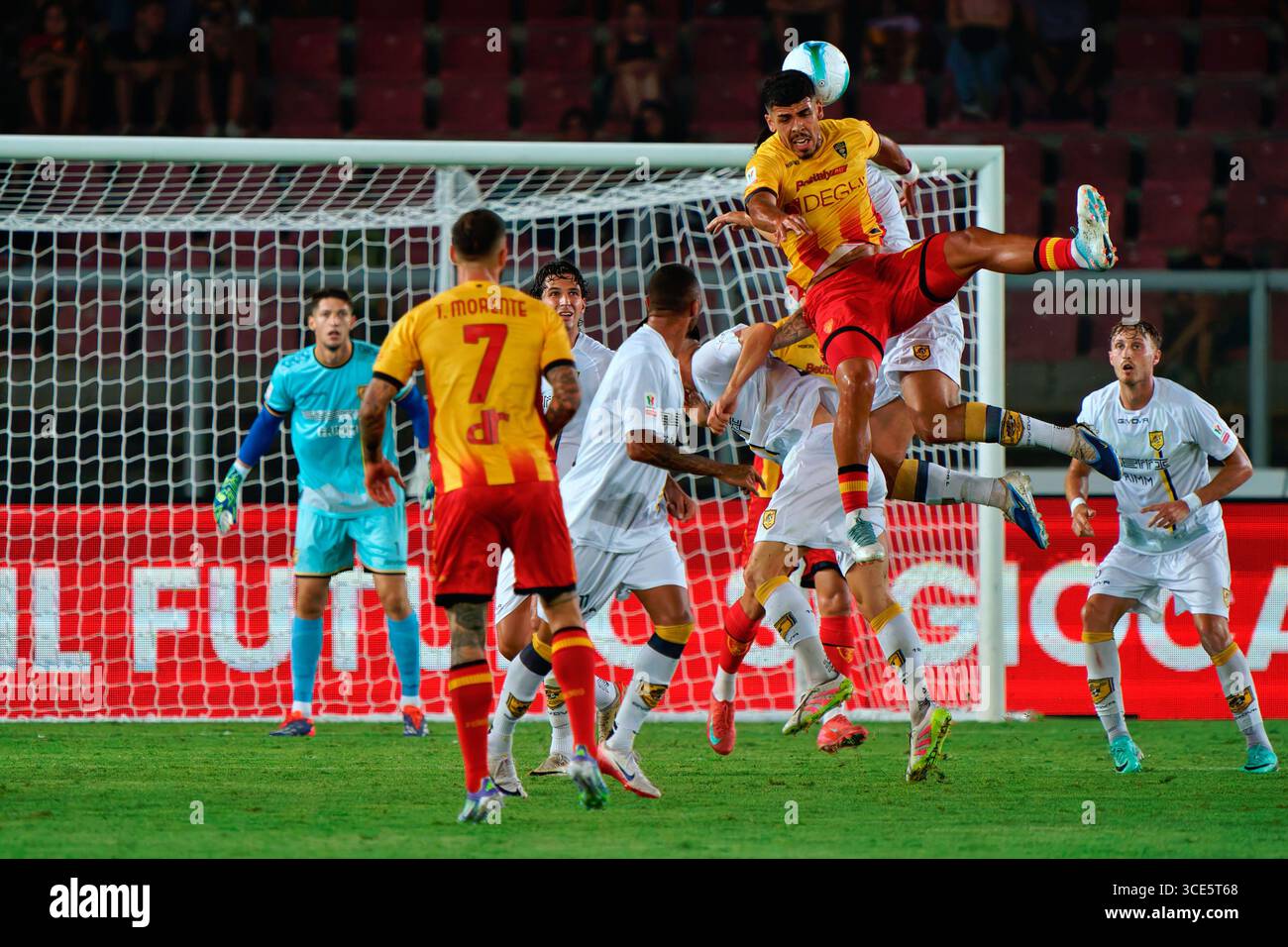 Lecce, Italien. August 2025. Danilo Veiga von US Lecce während US Lecce gegen SS Juve Stabia, italienisches Fußball-Coppa Italia Spiel in Lecce, Italien, 15. August 2025 Credit: Independent Photo Agency/Alamy Live News Stockfoto
