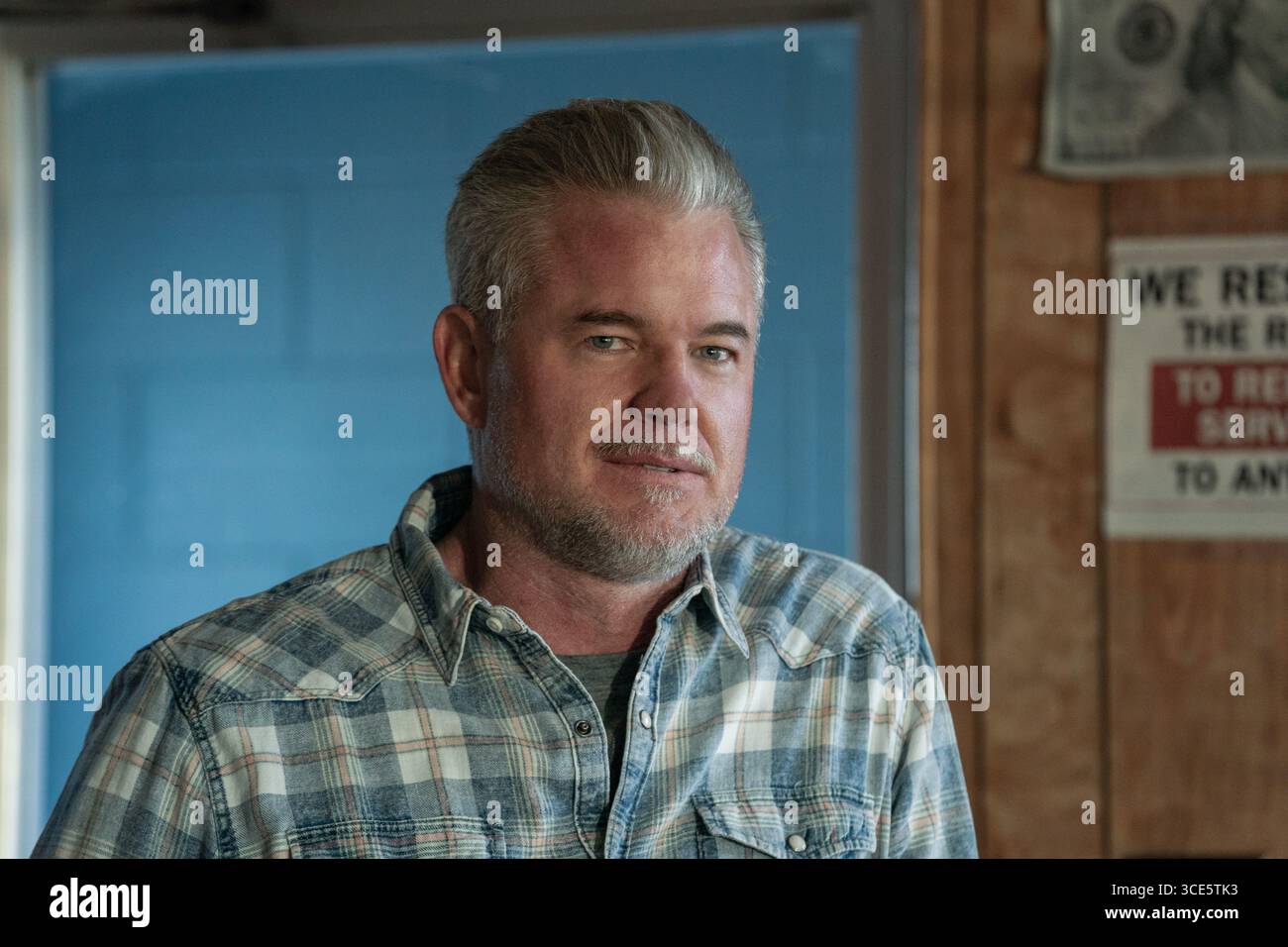 ERSCHEINUNGSDATUM: 15. August 2025 TITEL: Americana STUDIO: BRON Studios REGISSEUR: Tony Tost PLOT: Das Leben lokaler Außenseiter und Ausgestoßener verflechten sich gewaltsam, als ein seltenes Lakota Ghost Shirt auf den Schwarzmarkt in einer kleinen Stadt in South Dakota fällt. DIE HAUPTROLLE: ERIC DANE als Dillon Macintosh. (Credit Image: © BRON Studios/Entertainment Pictures/ZUMAPRESS.com) NUR REDAKTIONELLE VERWENDUNG! Nicht für kommerzielle ZWECKE! Stockfoto