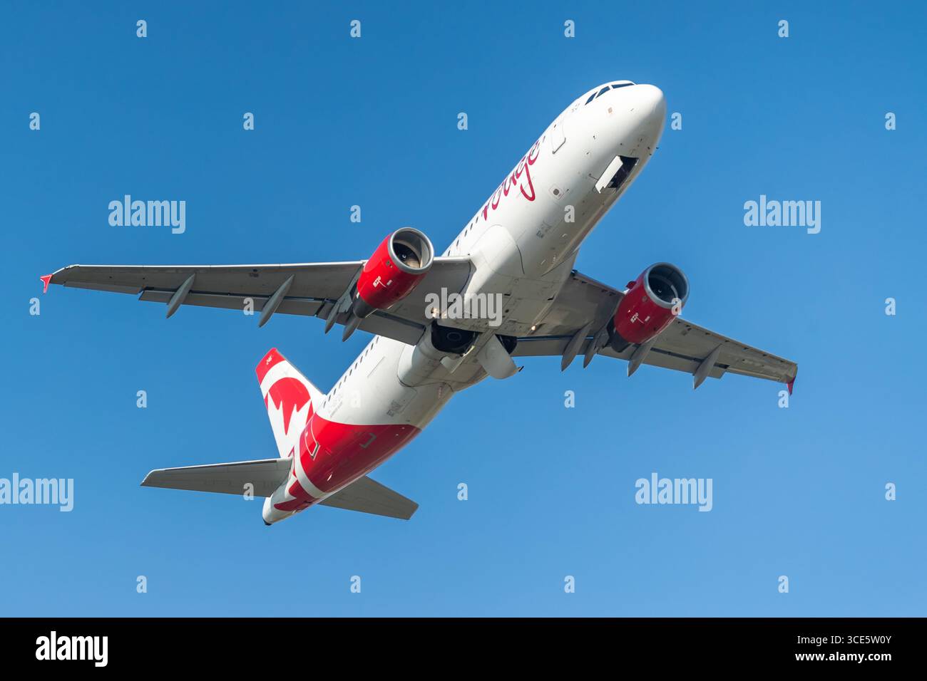 Ein Air Canada Rouge Airbus A321 startet vom Toronto Pearson International Airport in Mississauga, Kanada. Stockfoto
