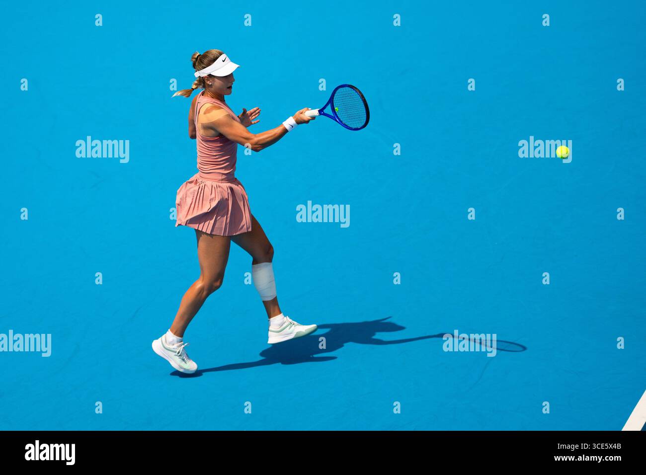 MASON, OHIO – 15. AUGUST: Anna Kalinskaya im Kampf gegen IgA Swiatek von Polen am 9. Tag der Cincinnati Open im Lindner Family Tennis Center am 15. August 2025 in Mason, Ohio. (Foto: Mauricio Paiz) Stockfoto