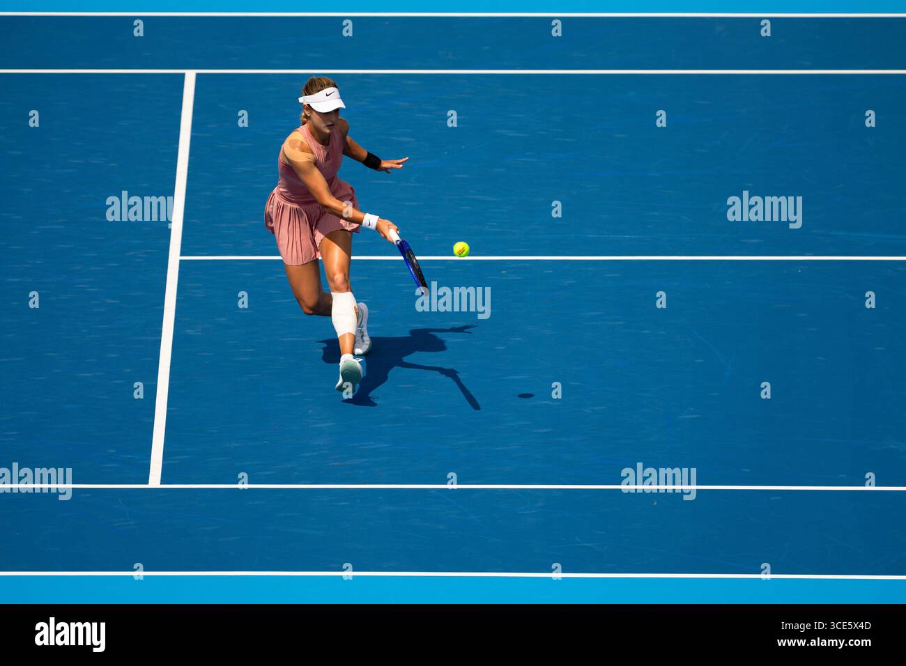 MASON, OHIO – 15. AUGUST: Anna Kalinskaya im Kampf gegen IgA Swiatek von Polen am 9. Tag der Cincinnati Open im Lindner Family Tennis Center am 15. August 2025 in Mason, Ohio. (Foto: Mauricio Paiz) Stockfoto