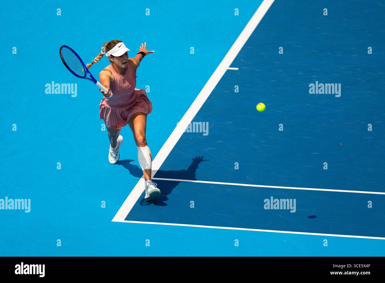 MASON, OHIO – 15. AUGUST: Anna Kalinskaya im Kampf gegen IgA Swiatek von Polen am 9. Tag der Cincinnati Open im Lindner Family Tennis Center am 15. August 2025 in Mason, Ohio. (Foto: Mauricio Paiz) Stockfoto