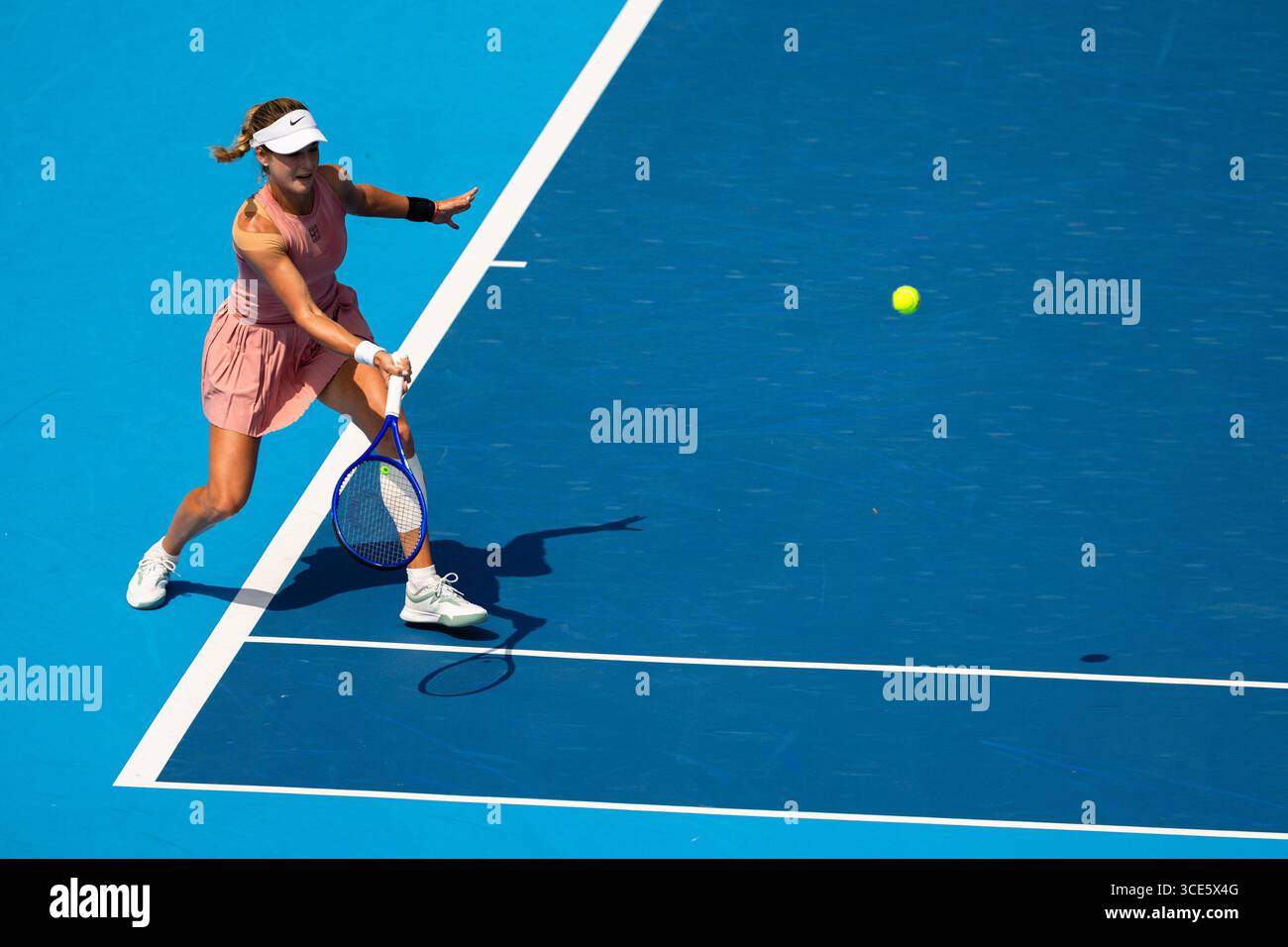 MASON, OHIO – 15. AUGUST: Anna Kalinskaya im Kampf gegen IgA Swiatek von Polen am 9. Tag der Cincinnati Open im Lindner Family Tennis Center am 15. August 2025 in Mason, Ohio. (Foto: Mauricio Paiz) Stockfoto