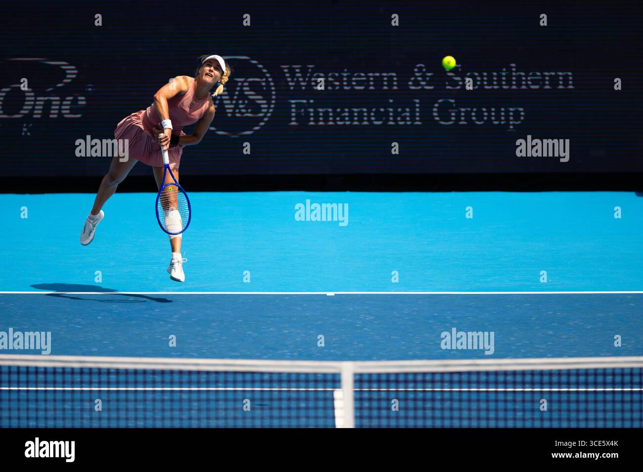 MASON, OHIO – 15. AUGUST: Anna Kalinskaya im Kampf gegen IgA Swiatek von Polen am 9. Tag der Cincinnati Open im Lindner Family Tennis Center am 15. August 2025 in Mason, Ohio. (Foto: Mauricio Paiz) Stockfoto