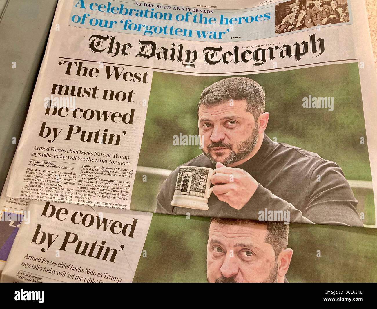 Die britische Zeitung über den Westen darf nicht von Putin eingeklemmt werden, die NATO-Verbündeten müssen durchsetzungsfähig sein und davor warnen, sich den Forderungen Russlands zu unterwerfen Stockfoto