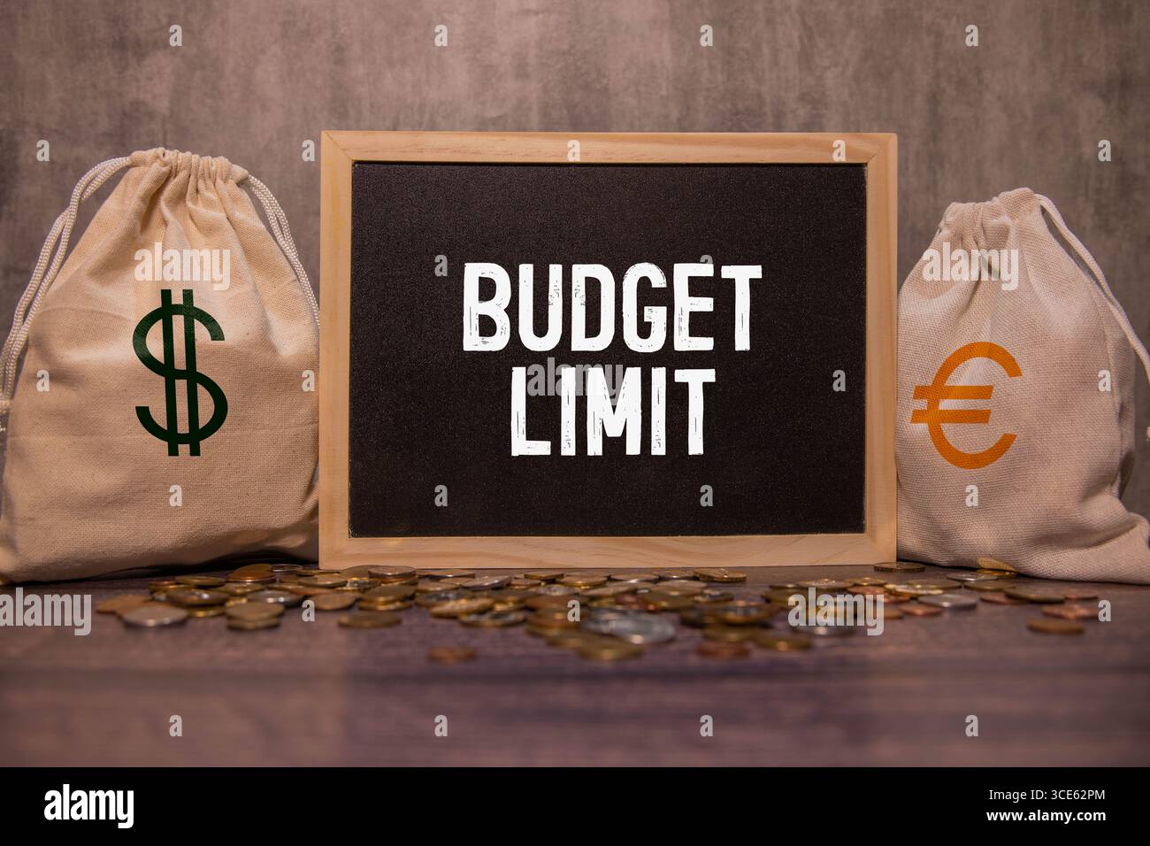 Holztisch. Öffnen Sie das Notizbuch mit Budgetbegrenzung für Text. Stockfoto