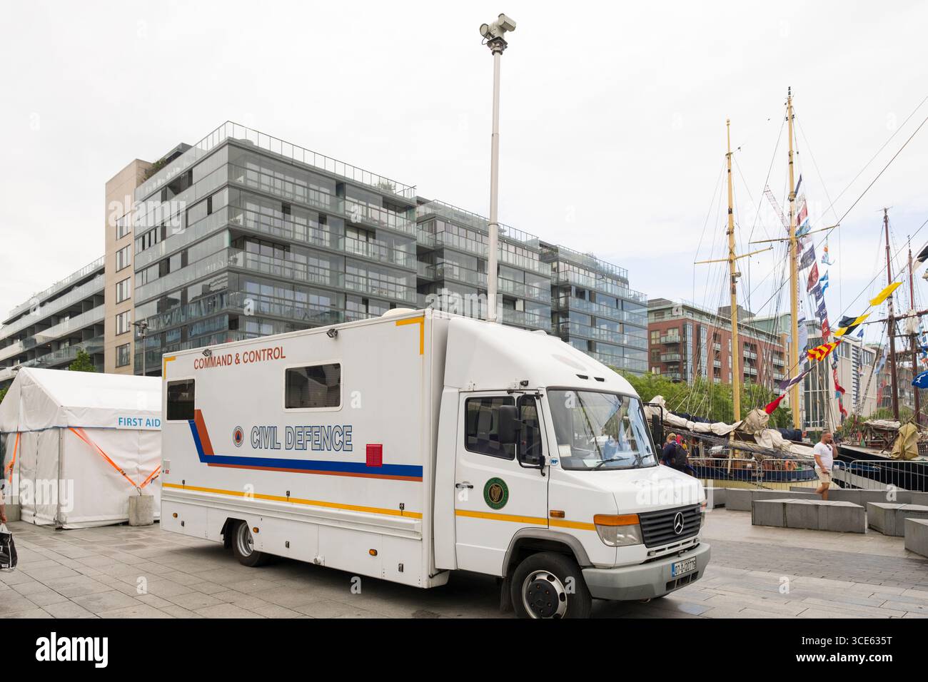 Irische Zivilschutz Mercedes-Benz Vario 815 D mobile Incident command Einheit, Grand Canal Square, Grand Canal Dock, Dublin, Leinster, Irland Stockfoto